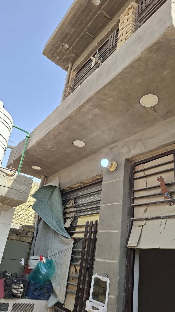 بيت للايجار ١٠٠م جاهز مع خط مولده ذهبي تانكيات ماء وسخان بناء جديد في التاجيه للاتصال ***********
