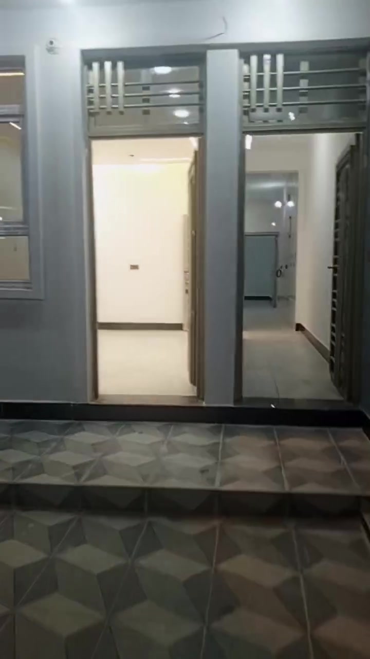 السلام عليكم عندي بيت لبيع ١٠٠ متر الواجهه ٥ والنزال٢٠ البيت طابقين والثالث سطح كبير ومخزن هذا معروض يمكم العنوان تحرير فلكه الاخيره خلف مختبر الهبه والبيت زيرو  الرقم *********** راسلوني واتساب
