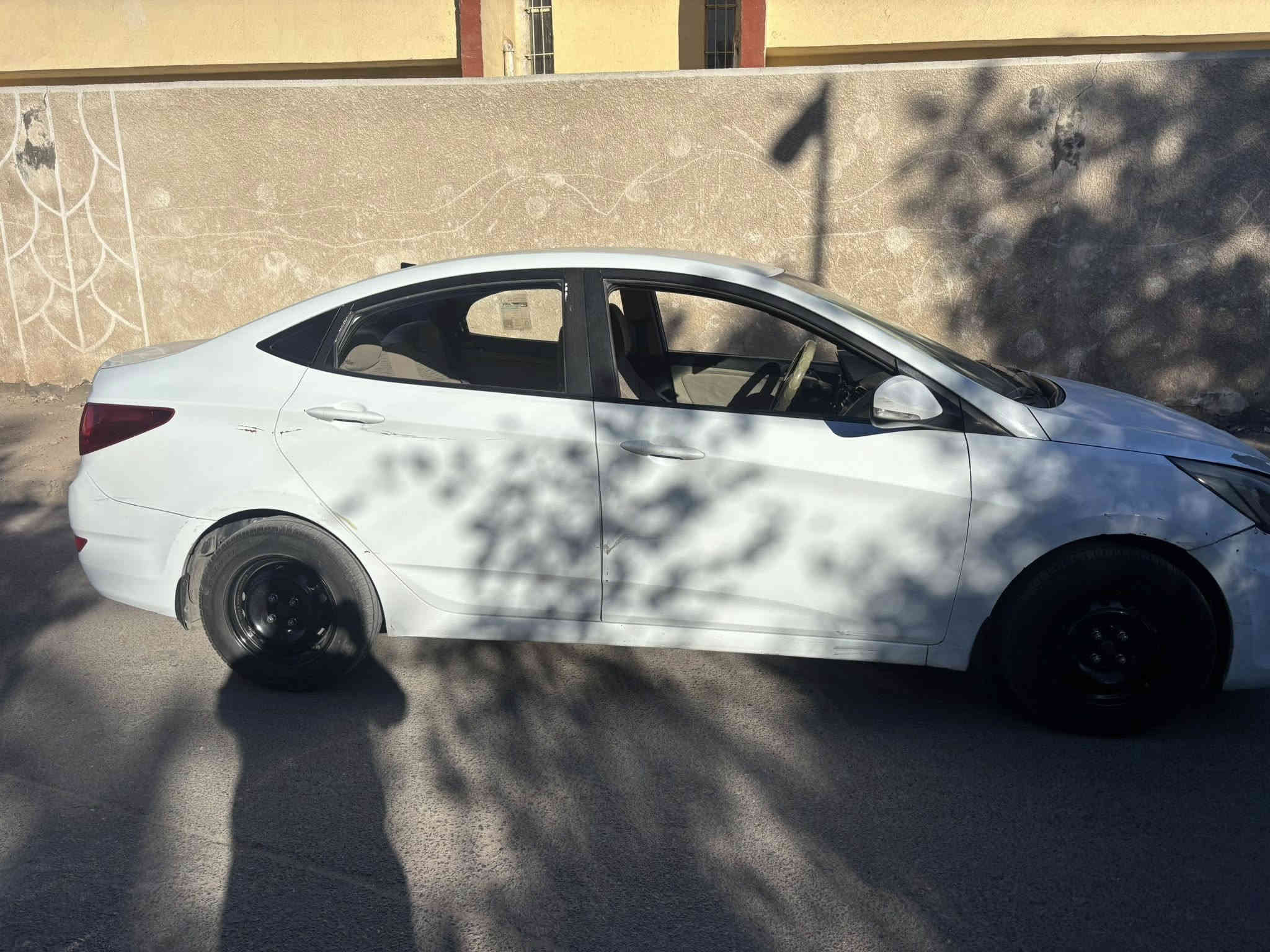 اكسنت ٢٠١٧ 
مكينة ١٤٠٠ خطرة وحدة
السيارة عليها ادامة كامله
تبريد خير من الله
صدر امامي خلفي 
تايرات جديدة
باتري جديد
تخم نوزل جديد
منظومة ماء جديده
السياره ماشيه ١٩٣ الف كيلو متر
بيها ضربة بلباب عكس السايق موضحها بلصور على وضعها ممصلحه ولجاملغ ل امامي ل يم لباب بارد السياره مابيها صبغ 
السيارة باسمي رقم بغداد انكليزي سنوية لل٢٠٣٠
السعر ٩٥ وبيها مجال 
*********** غير متواجد على الفيس
