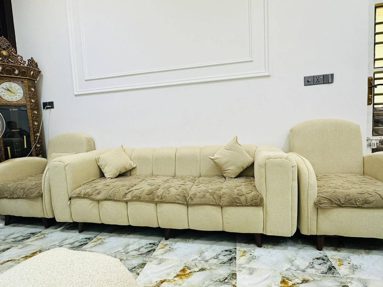 تخم قنفات مودرن ضخم (10 مقاعد) للبيع بحالة ممتازة جداً! 🛋️
للبيع تخم قنفات بتصميم تركي حديث ولون بيج ملكي مميز، نظيف وجاهز للاستخدام الفوري ومناسب جداً للصالات الواسعة أو الدواوين.

* السعة: تخم كبير يتسع لـ 10 مقاعد.
* الملحقات: يحتوي على 6 وسائد (مخاد) أصلية تابعة للتخم.
* الحالة: نظيف جداً وبحالة ممتازة (الإسفنج والخشب قوي وبدون أي خسوفات).
* التصميم: ديزاين عمودي أنيق مع قواعد خشبية متينة، والمقاعد محمية بمفارش حماية.

📍 الموقع: بابل - بالقرب من جسر بتة - شارع الكورنيش.
💰 السعر: 700 ألف دينار عراقي (قابل للتفاوض البسيط
📞 للتواصل والاستفسار: يرجى الاتصال على الرقم: *********** أو المراسلة على الخاص.

