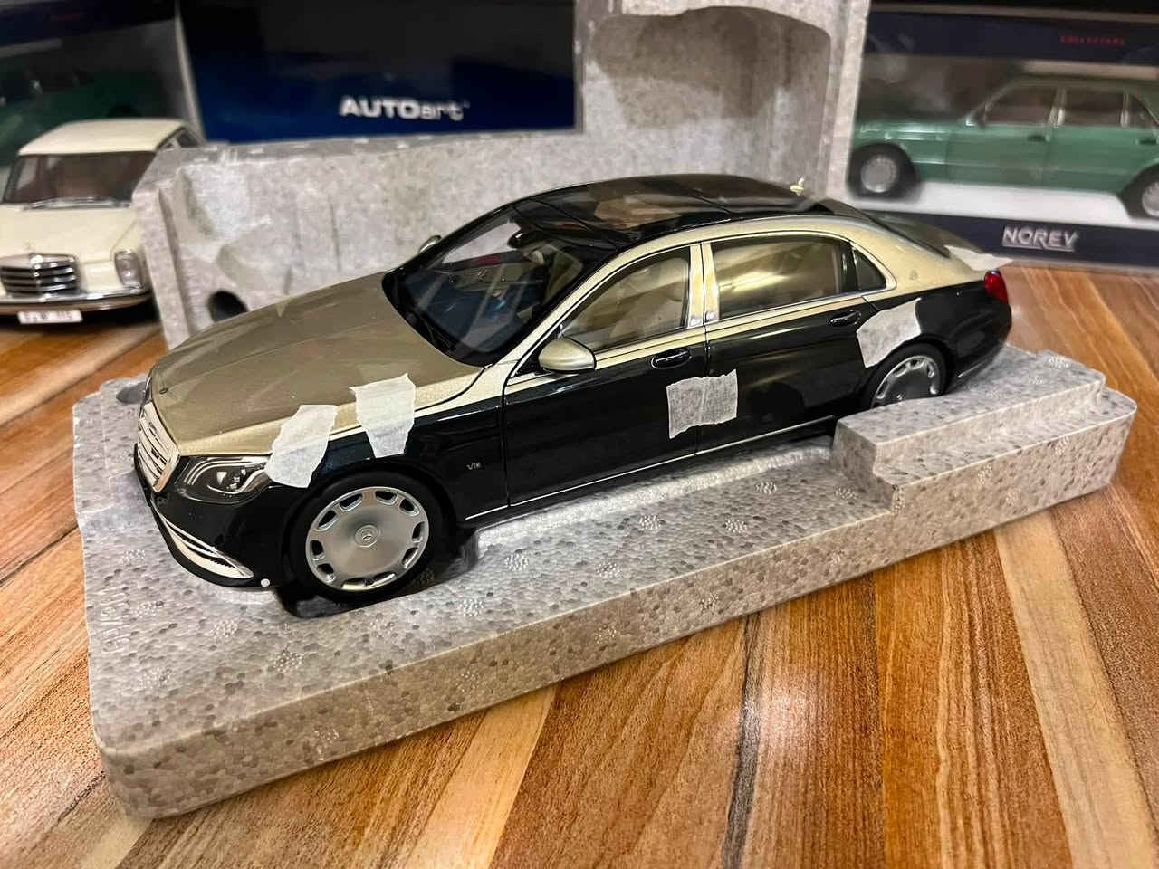مرحبا اصدقائي
1/18 
Mercedes -maybach S650 
Tow-colour paint aragonite silver/anthracite bule metallic
Norev 
السعر 185$


**إذا كنت صاحب هذا الإعلان وتريد حذفه لأي سبب، رجاءا أرسل رسالة إلى الدعم الفني**