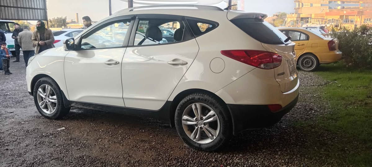 سلام عليكم
هونداي توكسون 
موديل 2011
ابيض ثلجي
ما مسجل عل كابون 
كير اتوماتيك و عادي
داخل قيسي
شاشة ايباد
كاميرا
تحكم ستيرن
كير و محرك بشرط
بدون صوت بخار 
سيارة بدون ضربة بدون حادث بدون صبغ كلها وضع الشركة 
تبرید صدر كهربایات كل بشرط
سیارة حلو جاهزة مكفولة
رقم اربيل 
شرط التحويل و الوكاله 

سعر.     145. ورقه مجال
مكان السياره.    اربيل    خبات
***********.      كورك واتساب
 ***********.      اسيا الحمدانية, نينوى
