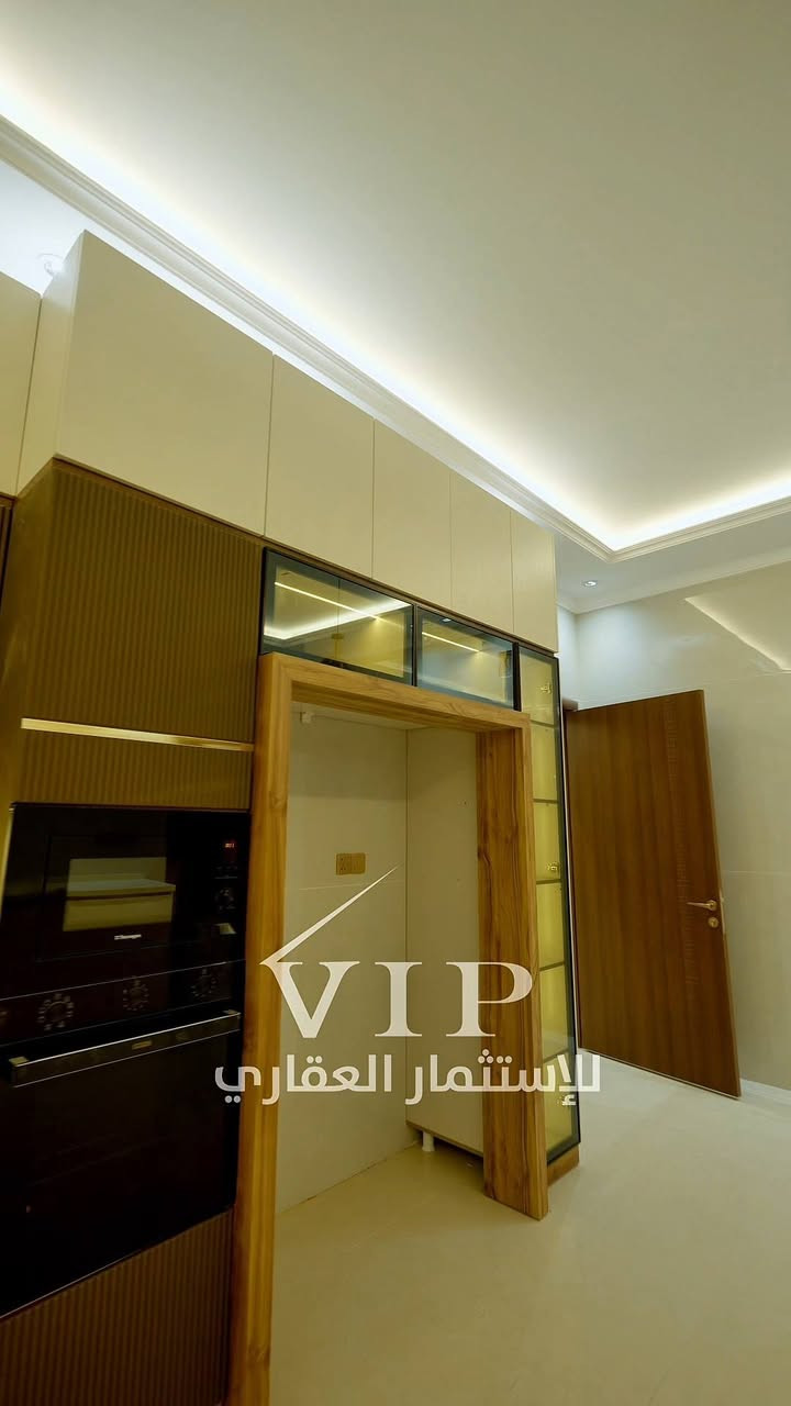 بالتصاميم مدروسه فرصه لا تعوض
*بيت للبيع مكون من ثلاثة طوابق 🏠*

- *الموقع:* البصره دور الصحه خلف مدارس الفراهيدي موقع مميز جدا
سند العقار طابو ملك صرف 
المساحة 300
- *البناء:* درجة أولى، سنة 2025
- *الحالة:* غير مسكون سابقًا
، جاهز للسكن
- *الطابق الأرضي:*
- استقبال رئيسية
- صالة داخلية
- غرفة منام ترسنج روم
 وايضا ماستر الروم
- 3 دورات مياه 
مطبخ متكامل
- كراج
- حديقة
- *الطابق الثاني:*
- 4 غرف منام منها ماستر روم
- دورات مياه
- صالة كبيرة (لا وندري بمساحة كبيرة)
- *الطابق الثالث:*
- غرفتين
- حمامات
- *المميزات الإضافية:*
- منظومة تحلية متكاملة
مصعد كهربائي شلال صناعي
- كاميرات مراقبة

*السعر:* [مليار 550]

*لللمعلومات الإضافية وتوضيح، يرجى الاتصال على الأرقام التالية:
- *********** 📞
- *********** 📞

*نفتح أبوابنا لتلقي جميع إعلاناتكم التجارية والسكنية 📢*

*زيارة مكتبنا:*
البصرة، حي عمان، مجاور مركز فايا VIP للاستثمار العقاري 📍
