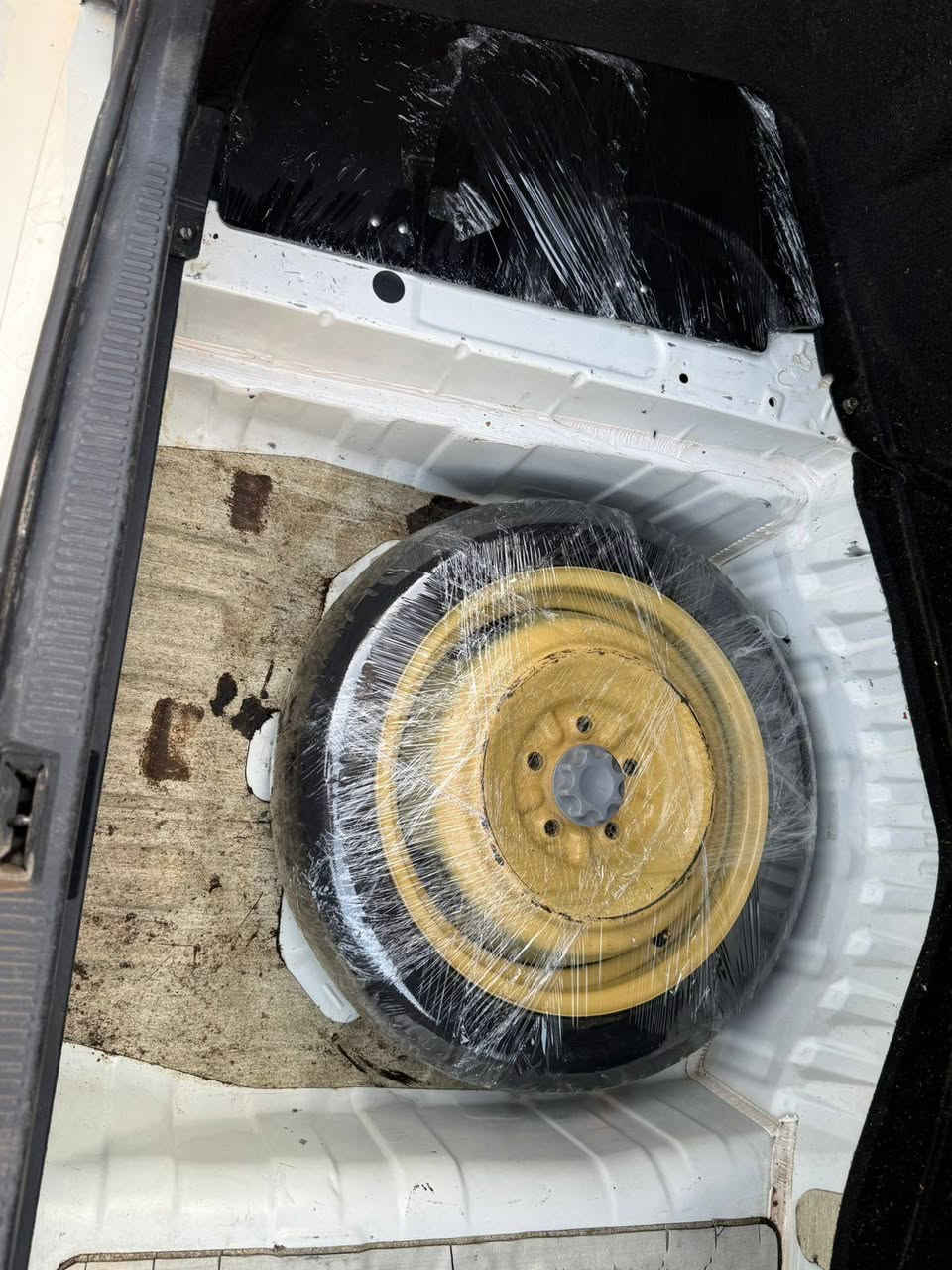 ملكه أدوات كصه قماره فقط  
تحوير نجف دخول جديد دكمتين برده خلفيه
كرستال اصل كشنات كهربائيه موديل 2002
مكينه كير حداديه كفاله مكينه ديفور صغير
تدفئه تبريد ثلج ❄️سياره جديده وجاهزه
مكان ناصريه ***********
