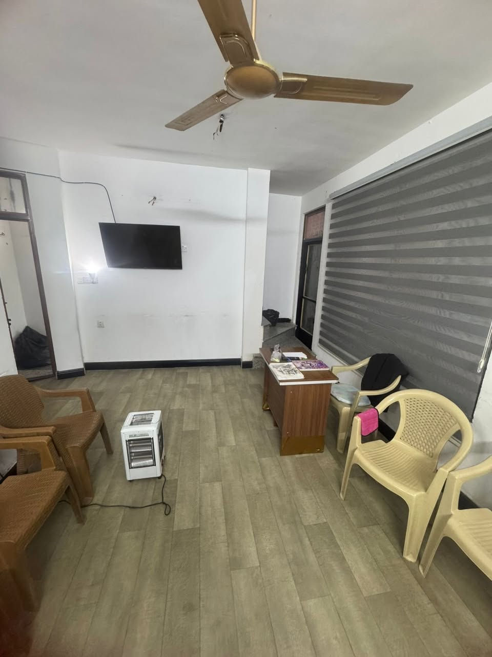 السلام عليكم 
شقة للإيجار تصلح عياده طبيه وتصلح معهد تدريس خصوصي 
وتصلح مركز تجميل (صالون ) تحتوي على غرفتين وصاله ومطبخ وصحيات وبالكون ويوجد سطح 
العنوان الشماعيه شارع المرطبات قرب بسام ابو الفلافل 
للأستفسار على الرقم ***********
