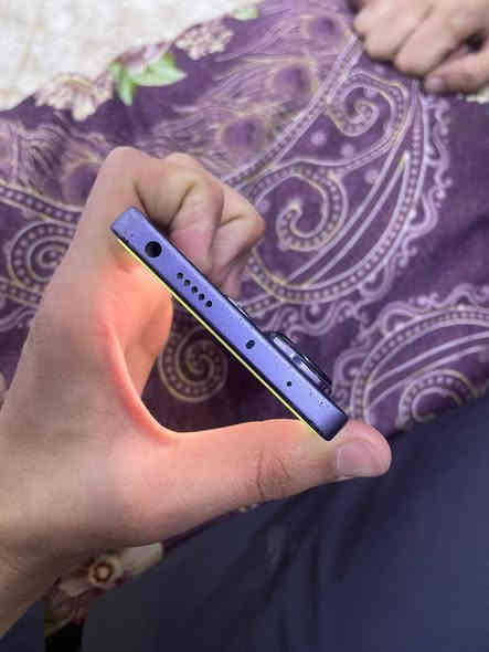 poco m6 pro سعره 130 
ذاكرة 512 بصمه بالشاشة شحن سريع 67 واط الجهاز مامفتوح وكلشي شغال بس عندك هاي النقطتين السود وخط لاماثر عالمس ولا يعلك مكاني بغداد الدورة رقمي ***********
