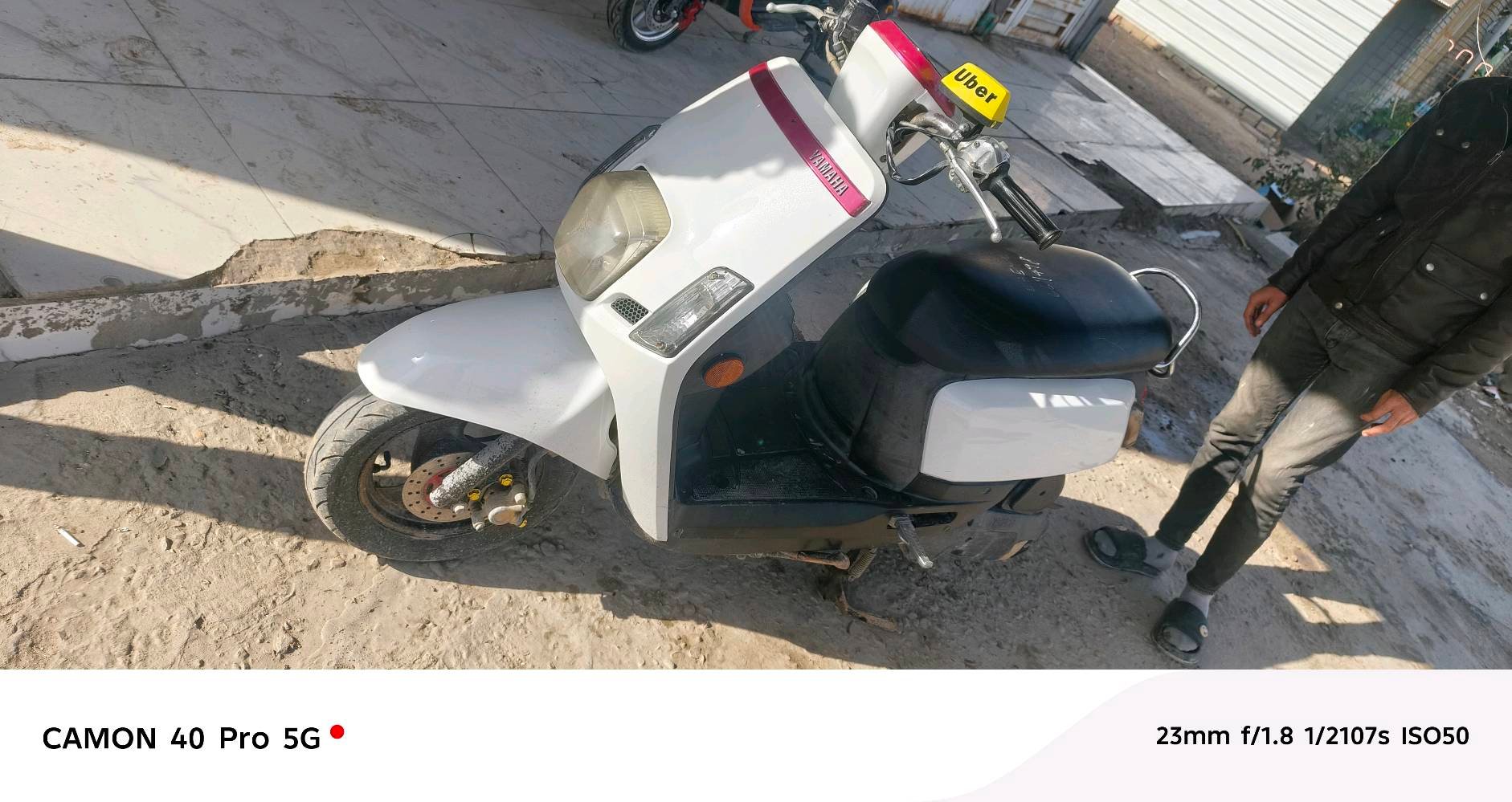 للبيع دراجة سكوتر ياماها بيضاء اللون بحالة جيدة جداً، مثالية للتنقل اليومي في المدينة. اقتصادية ومريحة مع مقعد واسع ومساحة تخزين خلفية.