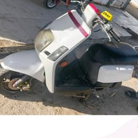 للبيع دراجة سكوتر ياماها بيضاء اللون بحالة جيدة جداً، مثالية للتنقل ال...