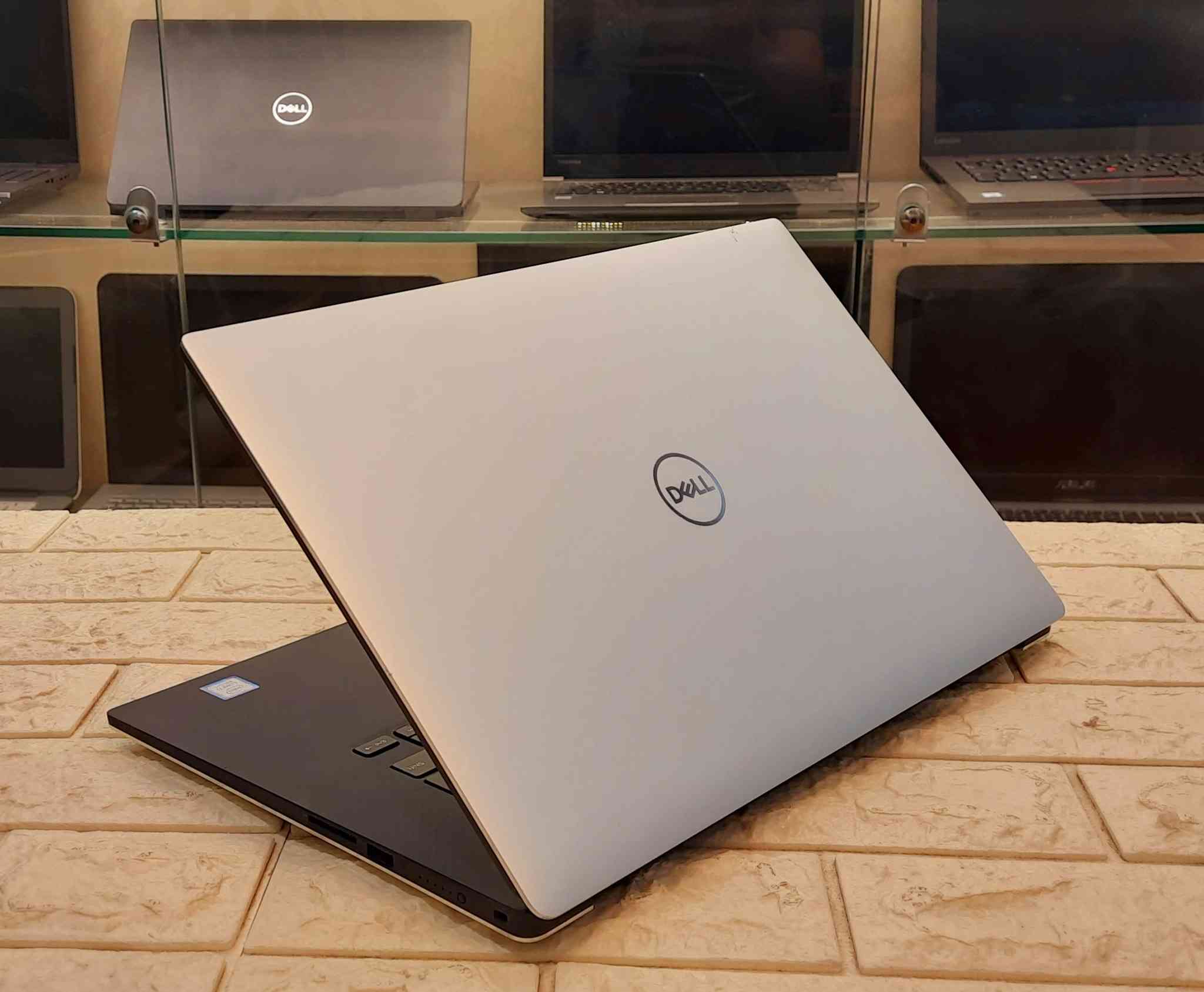 #الوحش لابتوب وورك ستيشن Dell Precision 5540

اللابتوب اخو الجديد، شرط الفحص، نسخة البرزشن معروفة بالتحمل و الاداء العالي، تهوية اللابتوب عالية جدا يعني مناسب للشعل المكثف و برامج التصميم و الهندسة و الألعاب.

المعالج : كور i7 من الجيل التاسع بأعلى و أقوى فئة ( H ) و فئة H تعني: High Performance أي (فئة الأداء القوي) وهذه الفئة خاصة للإلعاب وبرامج التصاميم والهندسة.

الرامات : 16 كيكا 

المساحة : 512 SSD 

#كارتين_شاشة:

الأول كارت داخلي: أحدث نوع (ألترا أتش دي - UHD) حجم 8 كيكا

الثاني كارت خارجي: NVIDIA Quadro T1000 حجم 4 كيكا أسرع فئة GDDR5 

حجم الشاشة 15.6 فول دقة Full HD

اللابتوب أيضاً قابل للتطوير بشكل مو طبيعي تكدر تطور كلشي بي، يعني إذا حبيت تطورة بالمستقبل، بدل ما تشتري مواصفات اقوى هو يقبل تطوير.

الدل البرزشن غنية عن تعريف جهاز كلش قوي .. تكدر تبحث عنه و تشوفة بالمراجعات و قوته بالبرامج و الألعاب.

#برامج_منصبة_باللابتوب:

- مجموعة الاوفيس كاملة

- مجموعة الادوبي 

- برامج مشاهدة افلام ومباريات كرة القدم (شبكتي و سينمانا) 

- مواقع تواصل اجتماعي 

- كيم لوب

- ستيم 

- اوتوكاد 2021 (مفعل مدى الحياة)

#السعر 650 ألف مع #سيت_ملحقات (حقيبة + ماوس + ماوس باد + هدفون + ستاند تلفون + الشاحن)

بغداد حي العدل (توصيل #مجاني بكل العراق)

للتواصل واتساب ***********
