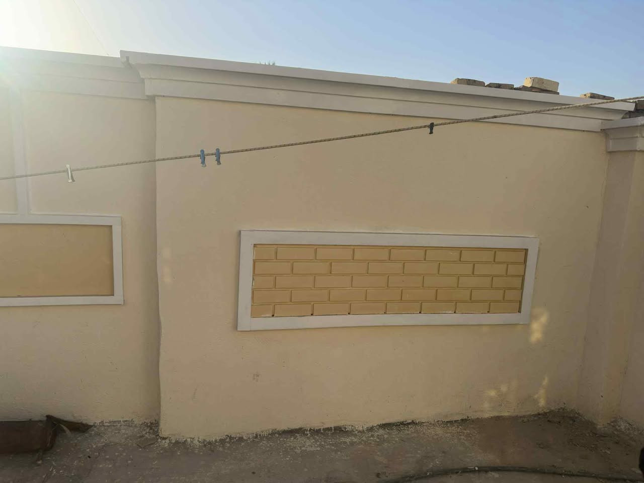 بيت زراعي للبيع المساحه 250 !!
يحتوي على غرفتين+مطبخ+استقبال+صحيات+ترك +حوش +مساحه فارغه للبناء !!
البناء جديد ديكورات جديده
تأسيس كهربائيات +مجاري تأسيس جديد
 بيت كامل بناء ماناقصه شي 

المكان الشطره منطقة اسليم مقابيل محطة وقود السرور 

السعر خااص البيع نقد + اقصاد
رقم المبايل ***********
