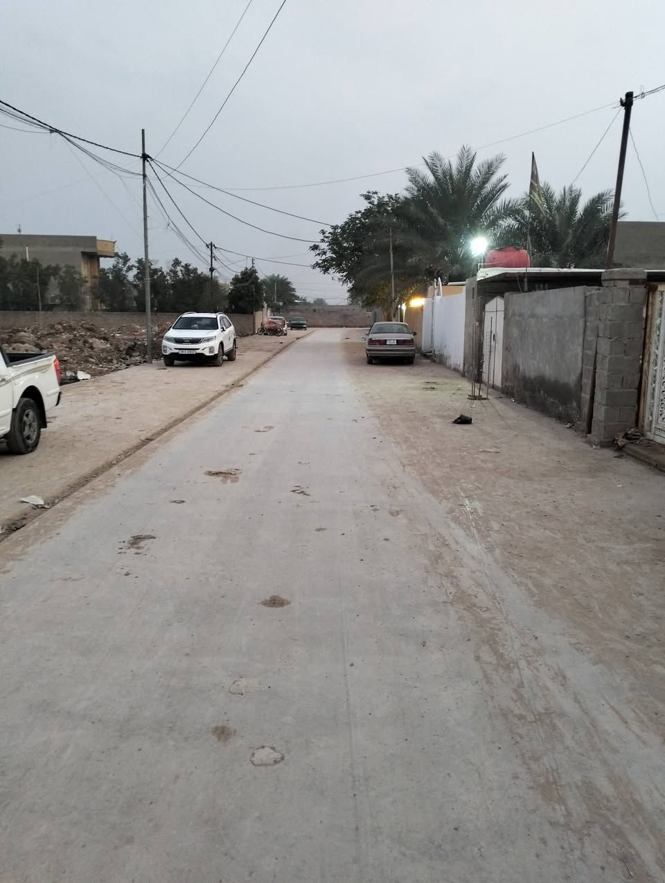 السلام عليكم بيت مساحة 250 متر حي الجوادين بناء طابوك غرفتين
مع هول داخلي تقريب 6 في7 بيتونه 5 في 4 بورسلين صحيات داخليه مع خارجيه مطبخ حار داخلي البيت مرقم من البلديه ومسلمين معاملته موقع البيت شارع بيت جليب المنطقه خدامات كامله من صب الشارع و مجاري و ماء استفسار اكثر على الخاص او اتصال ***********
