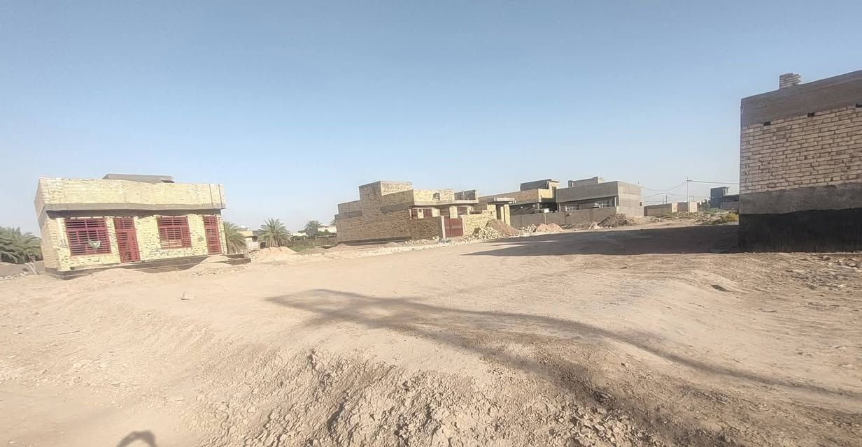 السلام عليكم قطعة للبيع  200 متر 20*10 مدفونه وجاهزه طابو 25 مداور بالاسم  تقع في الكفل المغيضبية قرب شركة الابواب التركية تبعد عن الشارع العام 70 متر   شارع 8 متر  موقع يخبل قريب كلش على الشارع العام
***********
