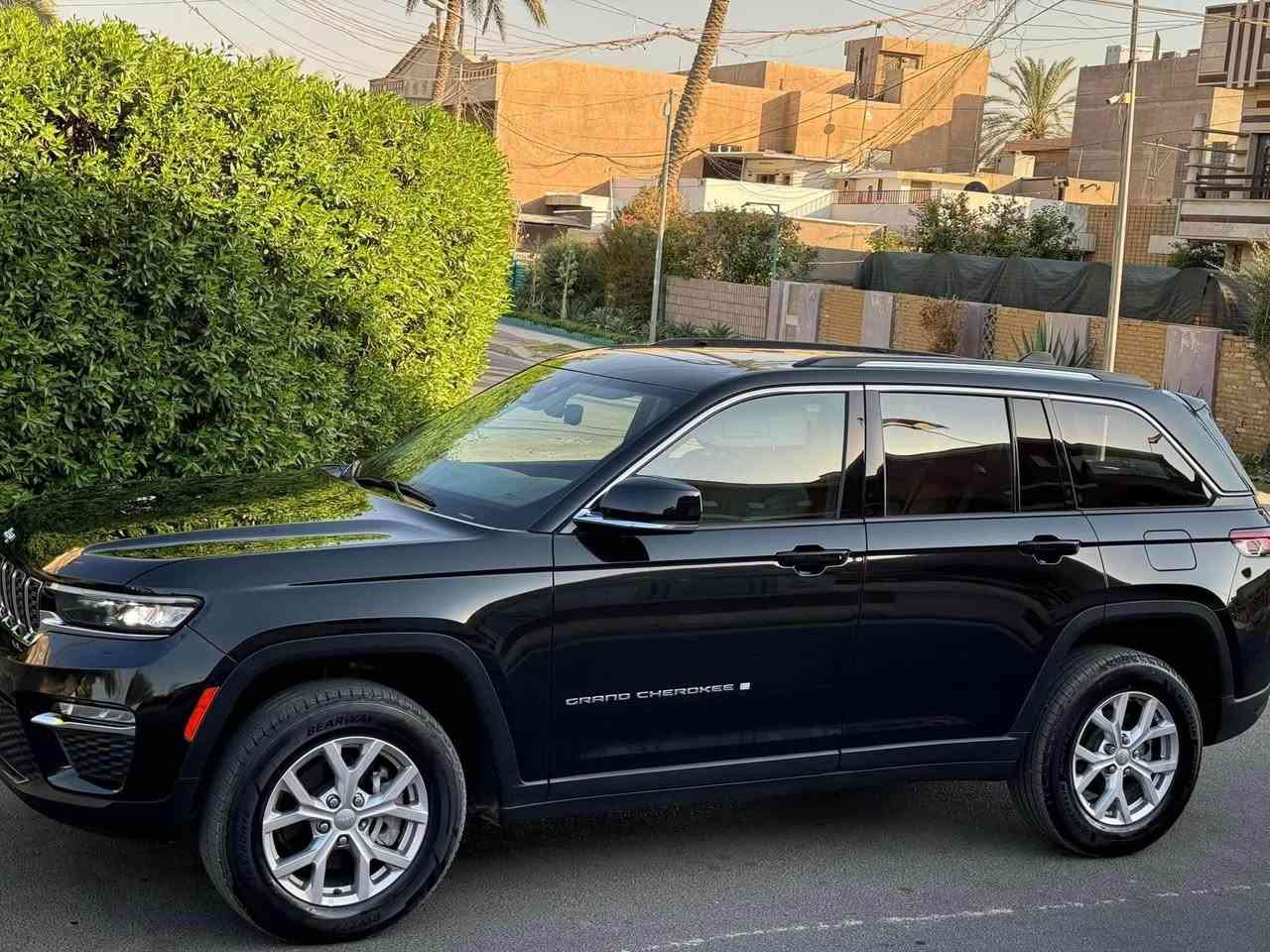 جيب كراند شيروكي 5 راكب لمتد
الموديل: 2022 وارد امريكي

المحرك:   V6 3.6L

العداد 67 الف

المواصفات:

* دفع رباعي 4x4. 

* رادار امامي مع مانع تصادم. 

* تحذير الخروج عن المسار . 

* تحذير النقطة عمياء  .

* نظام تحذير عند التقاطعات.  

* نظام تقليل الضجيج داخل المقصورة. 

* إنارة محيطية. 

* تعديل وضعيات مقود السائق كهربائيا. 

* مرايا تعتيم ذاتي. 

* سقف بانوراما.   

* شاشه كبيرة 10.1 انج . 

* نظام الخرائط (GPS).

* لوحة القيادة بقياس 12 أنچ. 

* كير شفتر بالستيرن. 

* المصابيح الأمامية LED.

* كشافات الضباب LED. 

* دخول ذكي. 

* بصمة على 5 ابواب للدخول الذكي. 

* تشغيل عن بعد.

* الصندوق الخلفي كهربائي.

* ذاكرة لحفظ وضعيات الجلوس للسائق. 

* المقاعد الأمامية كهربائية.

* المقاعد الأمامية تدفئة.

* حساسات امامية. 

* حساسات خلفية. 

* 5 راكب.

* مكيف خلفي

* تدفئة ستيرن. 

* مانع تصادم خلفي.

* بلوتوث تلفون. 

* محدد سرعة. 

* نظام التشغيل والاطفاء الاوتوماتيكي ( Auto Start System ).

مكاني بغداد / جميله 

للاستفسار الاتصال على الرقم ***********
