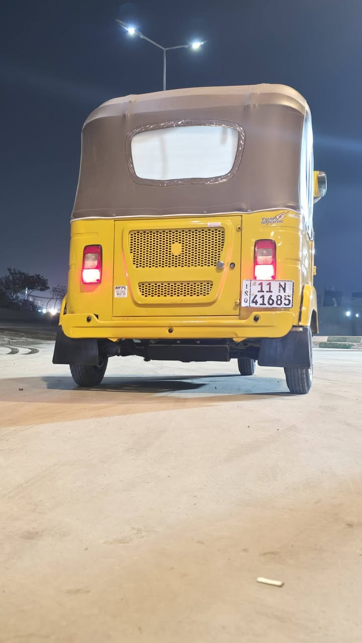 سلام عليكم شباب تكتك موديل 21 شهر 12.(رقم وسنوية. تحويل ثاني يوم)
كفالة عامة. تراي زيرو تخم تاير جديد
دوشمة كاملة نصبتهة كلش حلوةة 
العنوان بغداد البياع تقاطع درويش
الرقم. *********** 
الشراي يتصل ويدلل
