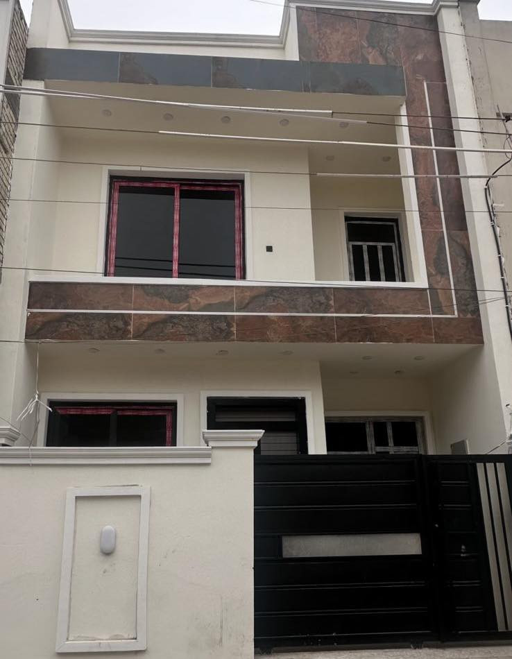 للبيع 90 متر طابو صرف
واجهة 6 نزال 15 
بناء جديد زيرو غير مسكون 
موقع بغداد حي الري
قرب شارع قطر الندى
 يحتوي على صالة ،
مطبخ ، حولي ، مناور ، صحيات 2 ، بلكونة
، غرف نوم 2 ، بيتونة ، سطحين 

 للاستفسار
***********
***********
متوفر واتساب
