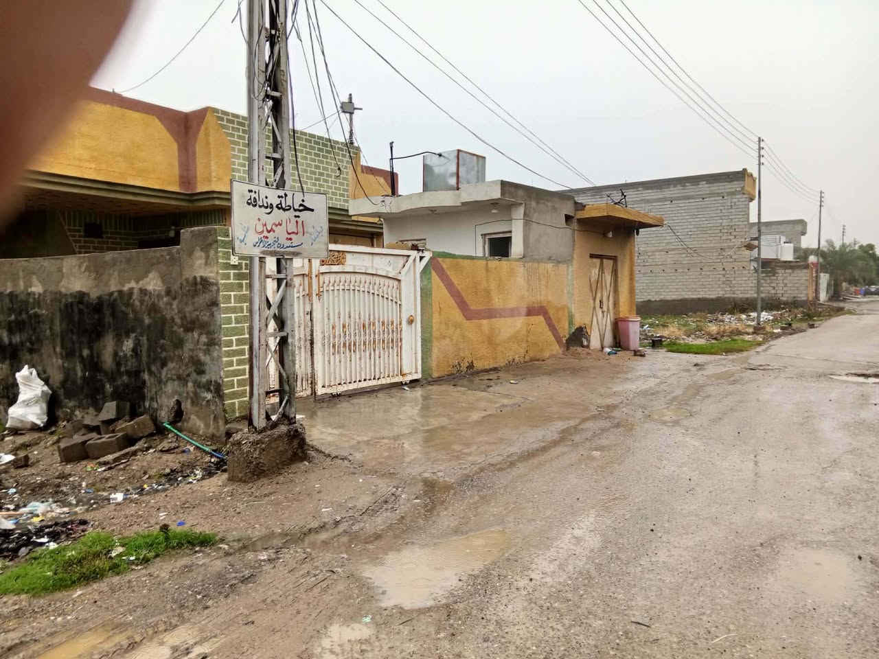 دار للبيع في حي ابو مجاهد  مساحه 300متر طابو صرف غرفتين نوم فوك وبيتونه والارضي غرفتين نوم وهول واستقبال  ومجمع صحيات السعر  على الرقم ***********
