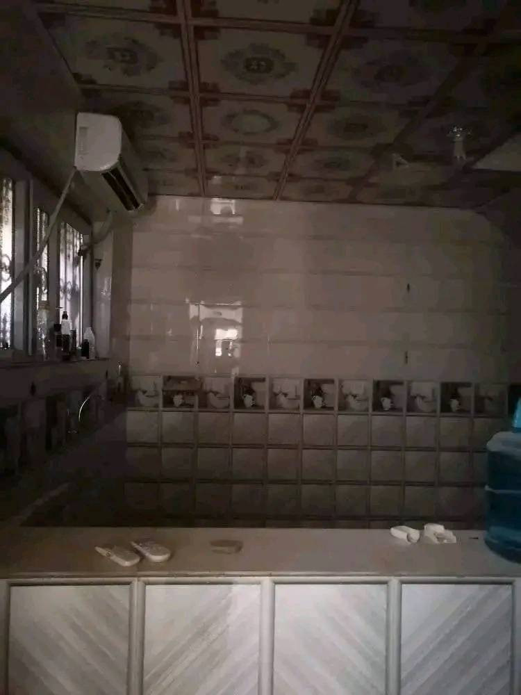 دار للإيجار 50م طابق ونص حي النداء منطقة 58 قريب المدرسة الوردية تفاصيل الدار  صالة  ومطبخ وصحيات وفوك غرفة وصحيات  من عمود 23 وتنزلون للحي اتصال ***********
