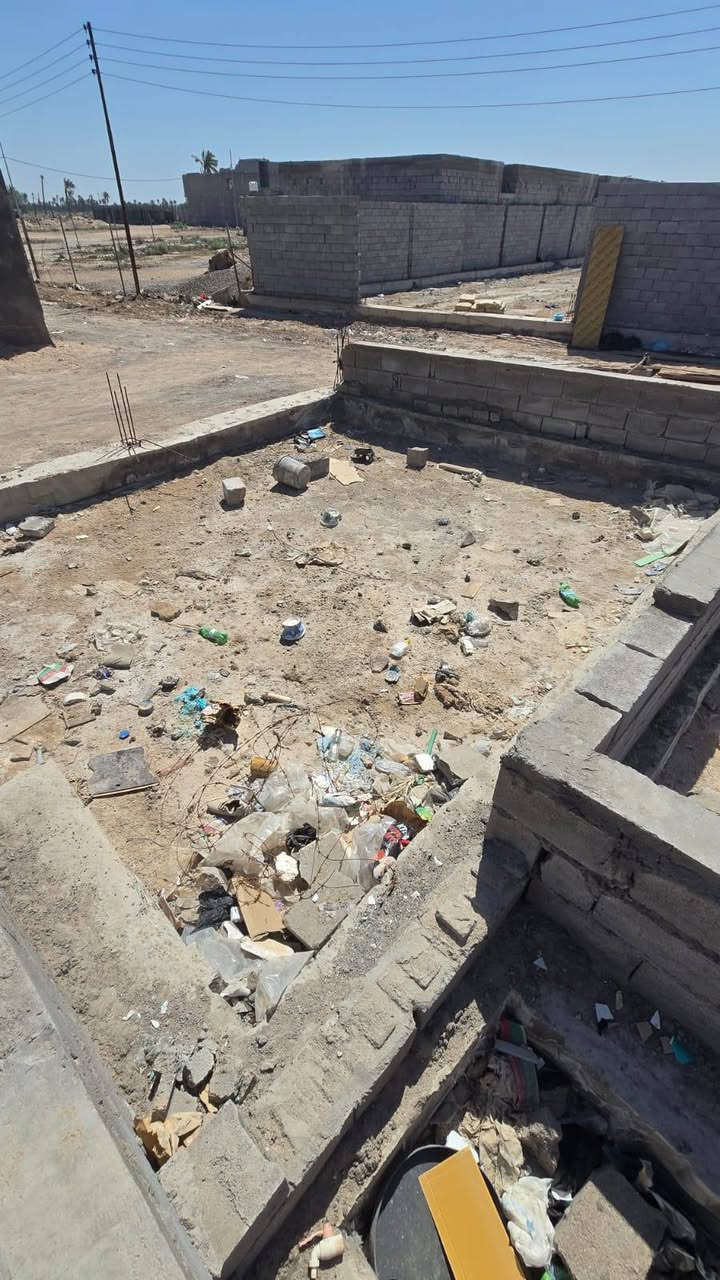 قطعه أرض المساحة 300متر ركن وبيه بتلو شغل درجه اولى يتكون من غرفتين ودواني وصاله ومطبخ كراج صحيات خارج وداخل مناور العنوان بصره أبي الخصيب العوجه قريب شارع فاو أو بنزين خانه مال عوجه  نوع العقار طابو مالك صرف زراعي عراقي وكاله مكاتبه ونسخه من الطابو السعر 35مليون وبيه مجال الاستفسار ***********
