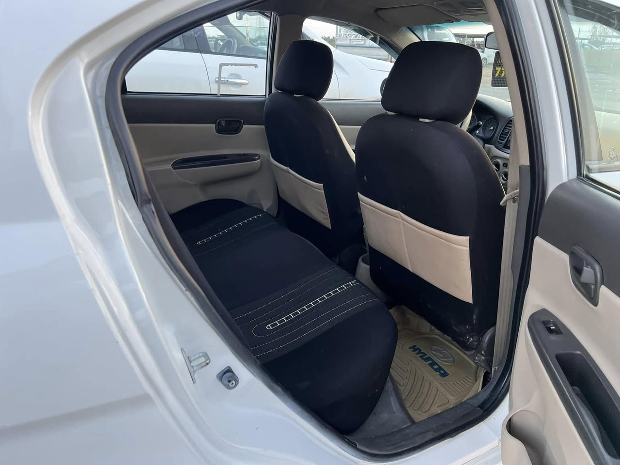 سلام عليكم 
اكسنت للبيع 
بيها صبغ نص الباب الوره نفر وجاملقات اماميه صبغ شويه 
موديل 2010 
كير ومحرك 16 شرط 
تواير وصدر جدد
السعر 90 وبيها مجال للطيبين 
الرقم ***********
