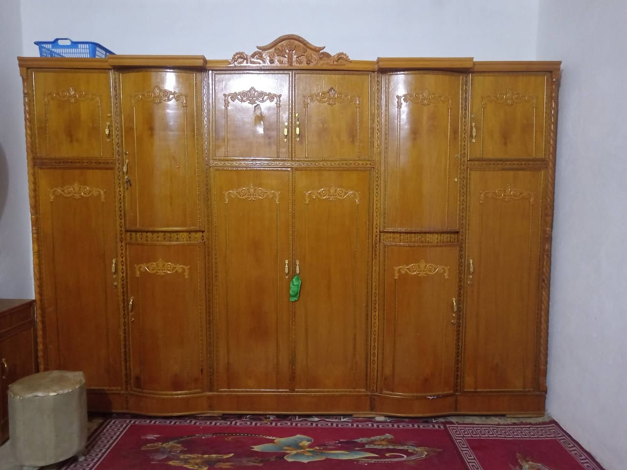 سلام عليكم قرفت نوم للبيع مستعمله  مكاني يم شركت تاج سعر 600 تصال على رقم ***********
