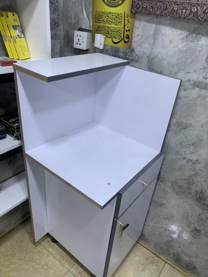 عارضه وجهين مع ١٧ هوك + ميز كاشير مثل ما موضح بصوره تواصل وتساب ***********
