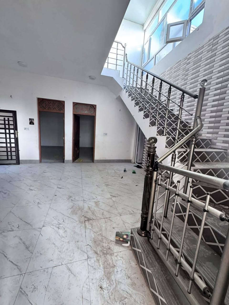 بيت ٢٠٠ متر ايجار مجمع بيتي ٢
مقابيل الصلطان طابق واحد 
يتكون من ستقبال بطبخ صالة
غرفه عدد ٢ صحيات عدد ٣منور إيجاره ٣٥٠ الاستفسار 
***********
