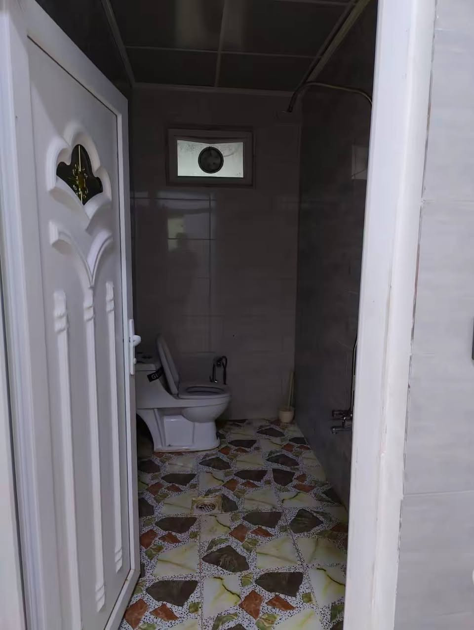 بيت ارضي بدون سطح لأن فوك شقه معزولة  بيت اللايجار في حي السماح الأركان يحتوي البيت ع غرفتين نوم و صاله و مطبخ و صحيات يحتوي ع كافت الاانضيمام  
***********
***********
سعر اللايجار 300
