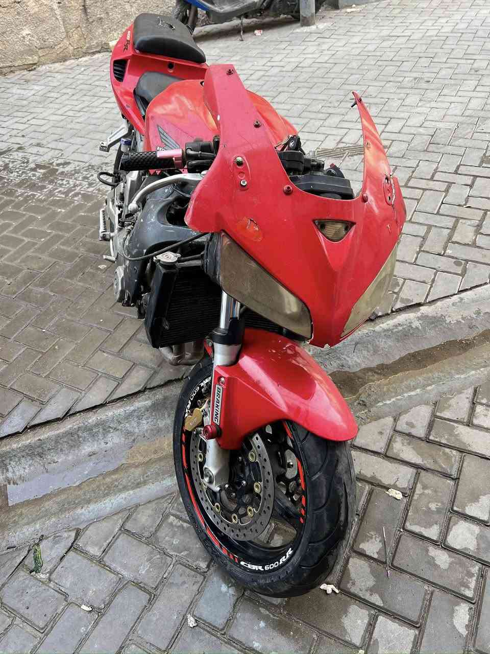 سلام عليكم
دراجه rr600 تشتغل عوزها كفرات ابيع على وضعها السعر 15 ورقة 
***********
