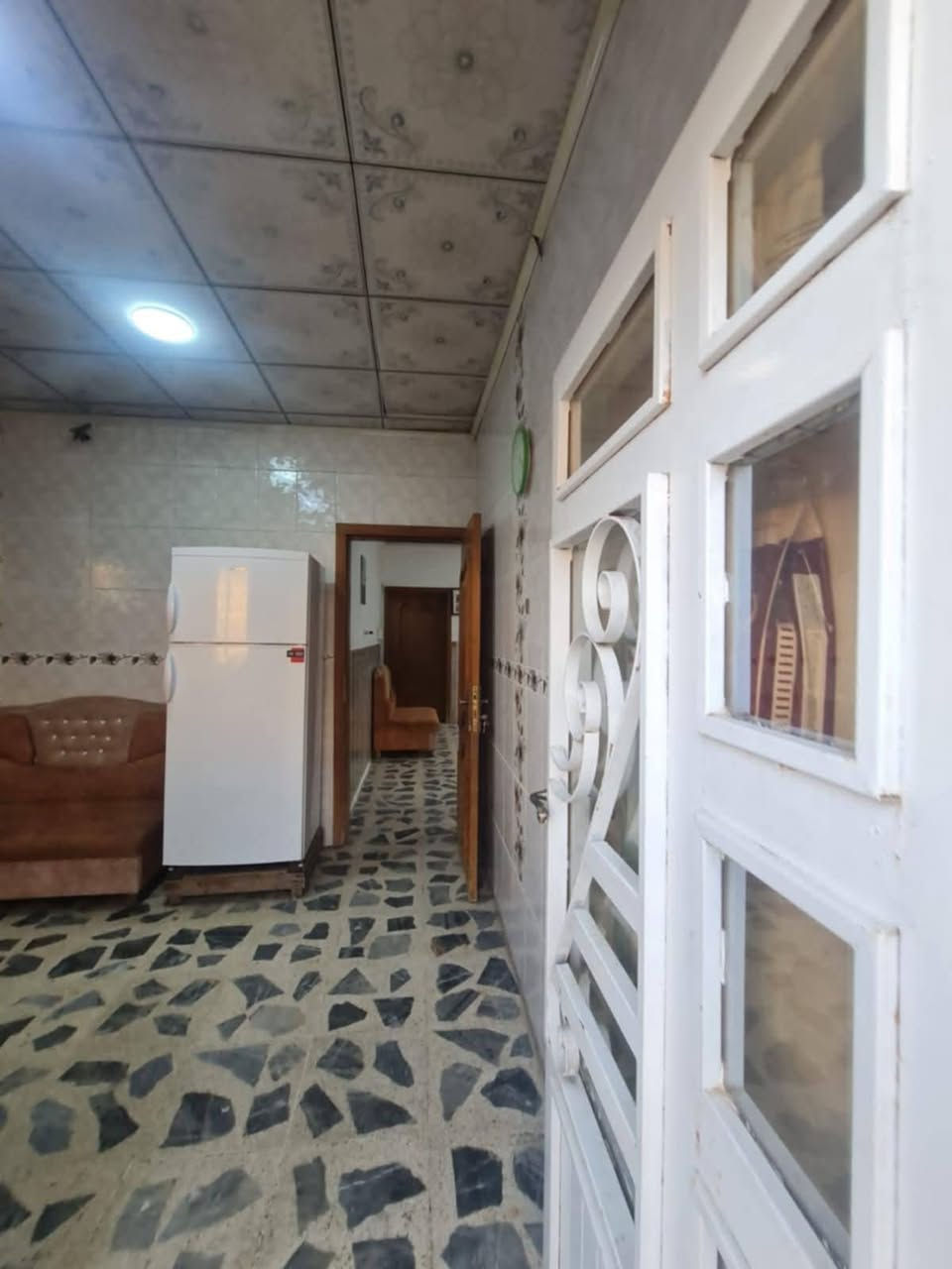 🛑عروض مكتب (العلاف)) لتجارة العقارات 🌟
🏠دار للبيع مساحة 200 متر الواجهة 10 متر ✨
🛑طابقين بناء حديث 2012💥
1️⃣الطابق الاول : غرفتين نوم + هول + استقبال + مطبخ كراج + حديقة 🌳+ صحيات 🚾
2️⃣الطابق الثاني : أربعة غرفة نوم + هول + بلكونة + مخزن + صحيات 🚾
📄سند سكني ملك صرف / شرط القرآر التمليك والتحويل 
❌لانتعامل برفع سعر العقار عن سعرة الآصلي نجمع البايع بالمشتري مباشرتأ _ لا نوقف البيعة بخلاف عن الدالية 
🛑موقع مميز جدا 💥
🌍الموقع / الكندي الاولى قرب (( متوسطة الإبداع للبنين )) 🏭
🛑يقع على شارع تبليط 12 متر 💥
للاستفسار 
⏮️مراجعة مكتب العلاف لتجارة العقارات 🌟
أو الاتصال 
☎️ أسيا ***********
أو
 ☎️ كورك ***********
⏪️مع العلاف للعقار استثمارك في آمان ⭐️
🌐عنوان المكتب / الموصل _ حي الزراعي قرب جسر السويس 🔥
📌نستقبل عقاراتكم وطلباتكم العقارية .
