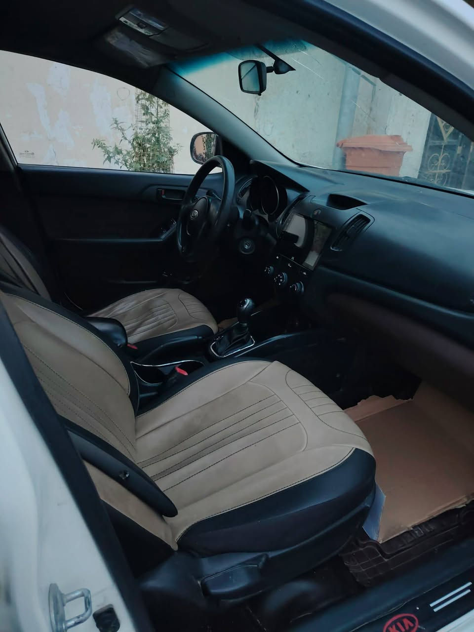 السلام عليكم كيا سيراتو 2012خليجي حادثها جاملغ الأيسر الخلفي وشبر من الجنطه وحداديه جديده و السياره مكفوله من كير مكينه كهربائيات السياره مال جناي عارضها 95وبيعا مجال حك الجيه 
***********
مكان السياره بغداد حي الاعلام
