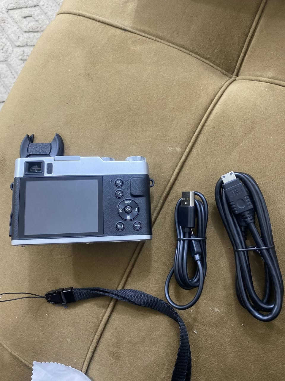 كاميرا رقمية اقتصادية 4K (بدون علامة تجارية معروفة) وغالباً تُباع باسم موديلات مثل DC202 أو كاميرات 4K الصينية العامة.

المواصفات الظاهرة في الصور:
 • تصوير 4K Ultra HD
 • Zoom 16X
 • عدسة مكتوب عليها F/2.2 – 3.37mm Auto Focus
 • شاشة خلفية تقريباً 2.7 – 3 إنش
 • فلاش أمامي
 • منفذ HDMI للتوصيل بالتلفاز
 • شحن عبر USB
 • معك في العلبة:
 • كابل شحن 🔌
 • كابل HDMI 📺
 • حزام لليد
 • غطاء عدسة

السعر 35 مع التوصيل


**إذا كنت صاحب هذا الإعلان وتريد حذفه لأي سبب، رجاءا أرسل رسالة إلى الدعم الفني**