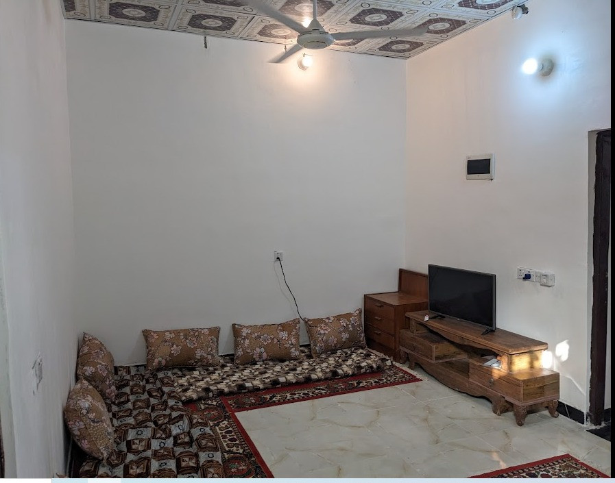 ببت زراعي ١٠٠ متر مربع ساندويج ... في منطقة دوانم شارع ٨ خلف مركز الشرطة بشارعين بشارع الشهيد عمار.... غرفة نوم وغرفة استقبال  وصالة ومطبخ ومرافق خارجي وداخلي عدد ٢ وحمام . المبنى جديد ومرتب. الأرضية كلها سيراميك والغرف كلها مبيضة والأسقف الثانوية. الواجهة رخام أبيض.وسطح معزول بمواد عازلة  المنزل مرتب ونظيف مع سخان وماطور ماء. السعر٣٢  مليون الدفع نقد كاش لا يوجد أقساط أو مراوس للتواصل واتساب أو على الرقم *********** أبو حسن
