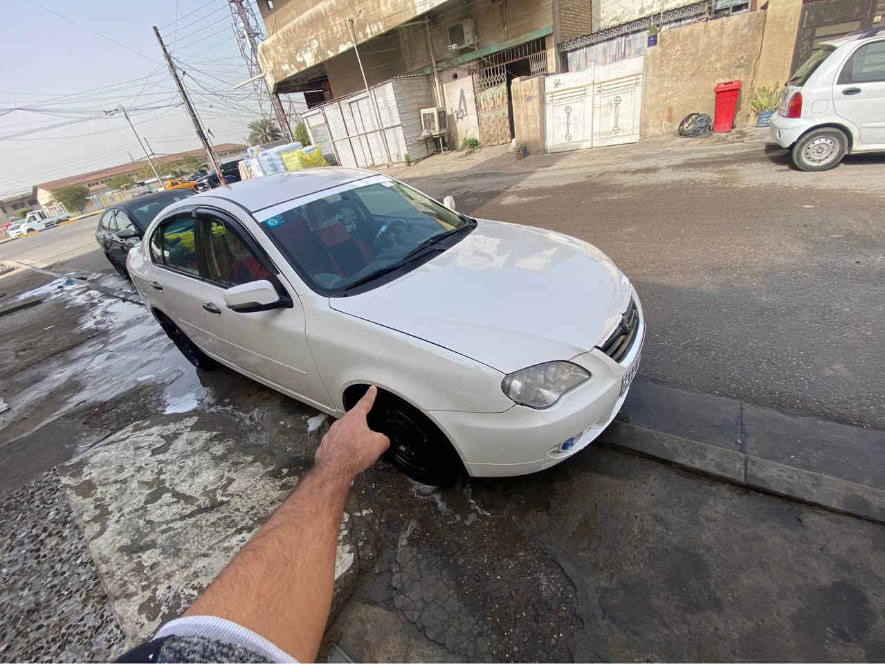 السلام عليكم 
بروتون ياباني 
حجم محرك 1600
موديل 2011
ماشيه 140 
كاتبه جلد 
كامره خلفيه 
شاشه أندرويد 
كير ومحرك شرط كفاله لاتنقيص ولاتبخير 
سياره نظيفه بمعنا الكلمه
صدر الأمامي نص عمر 
صبغ احزام بدون قماره 
بيها طختين جاملغ الأمامي +دوسه بلاستك مكسوره 
رقم نكليزي جديد هزه جديده بأسمي سياره تحويل مباشر 
رقم بغداد 

نواقص ❌
كمبريسر تبريد عاطل فقط كمبريسر ❌
يحتاجلها دوس بلاستك مثل ما مأشر عليها ❌
مشط سترين بي نضوح يتبدل او يجفت نفسه ❌
السعر 53
 وبيها مجال بسيط 
عنوان بغداد حي العامل شارع بانزين خانه مجاور مول الحياة 
هاتف *********** بغداد, العراق
