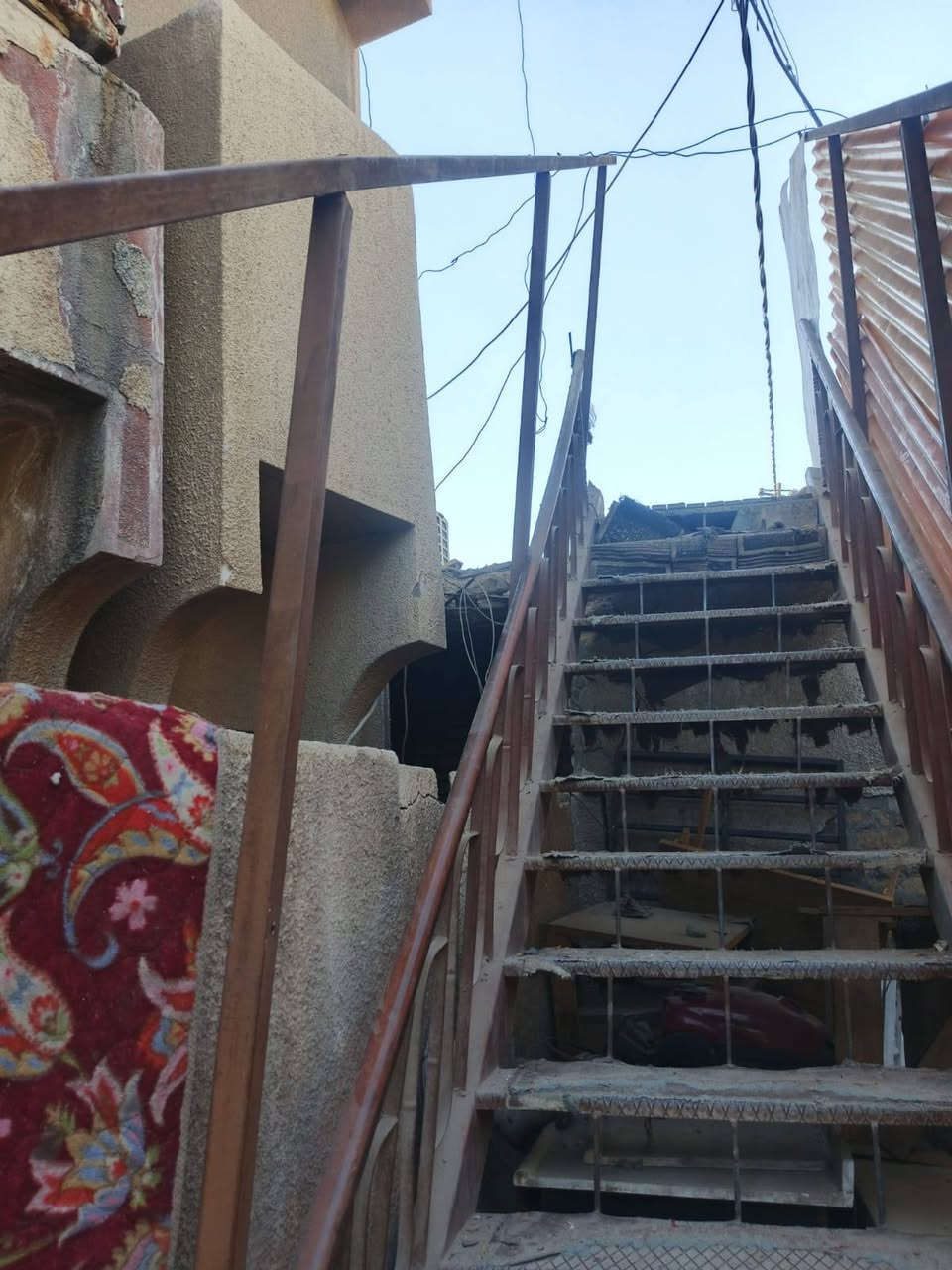 السلام عليكم درج خارجي ثقيل  للبيع 
محجر من الجهتين مع فريم تغليف 
الطول 5متر.     عرض الباية 90 سم 
السعر 250 المكان بغداد حي اور 
الاتصال .***********
