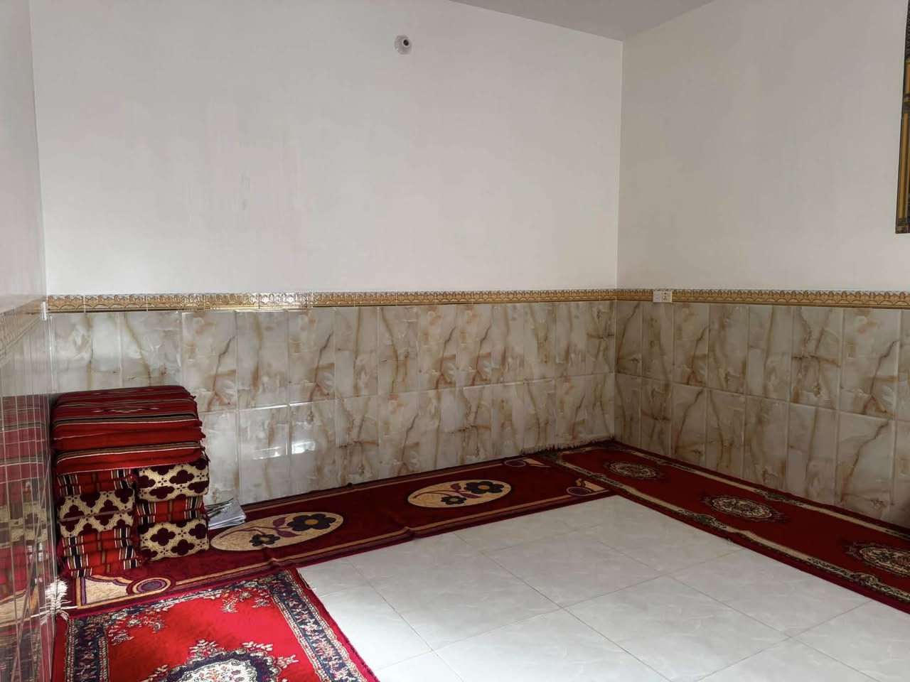 يالله السلام عليكم يعلن مكتب الخبير للعقار عن وجود دار طابو زراعي سند 25 مساحته 200متر 
بناء طابوق مسلح 
مكوناته 
حديقه كراج سياره 
غرفه نوم واحده
استقبال 
صاله 
مطبخ 
صحيات داخليه وخارجيه
موقع الدار شارع بيت غظيب قرب المولده الخظره 
السعر. 86مليون بي مجال بصيط
الاتصال  ***********
