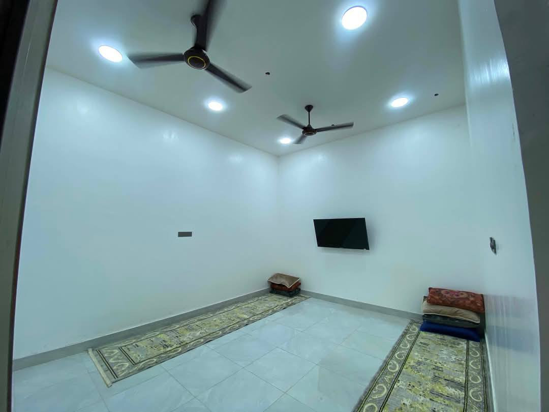 🏡 للإيجار – بيت سكني 🏡
📍 الموقع: السيدية
✨ تفاصيل العقار:
• المساحة: 200 م²
• البيت جاهز للسكن
🏠 يتكون من:
• غرفتين نوم
• صالة
• استقبال
• مطبخ بارد
• مطبخ حار
⬆️ الطابق العلوي:
• غرفة
• صالة
• ملحقات
💰 للايجار مناسب جدا 
📞 للاستفسار: ***********
