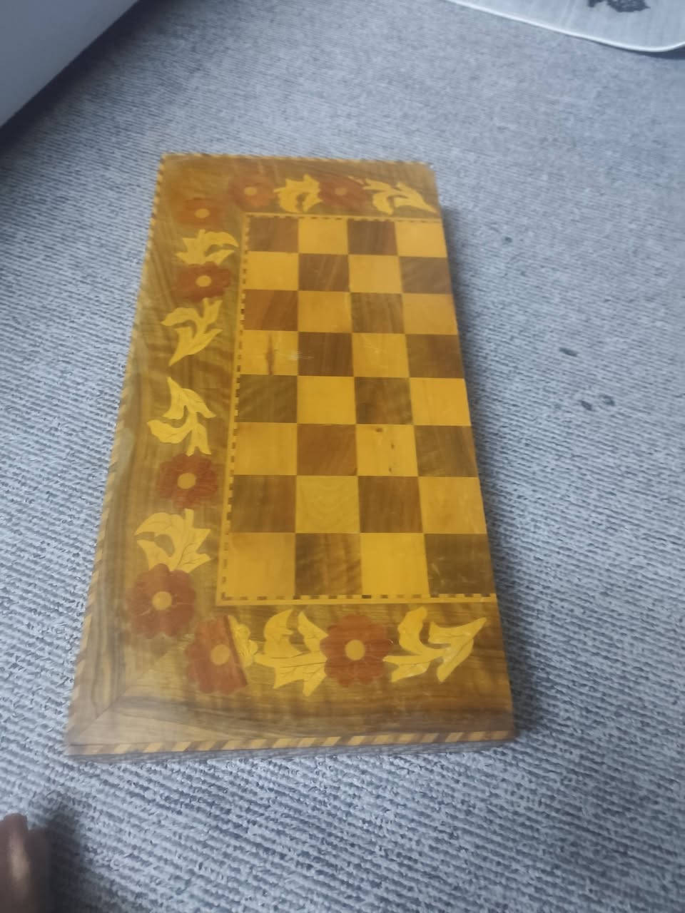 طاولة زهر (Backgammon) خشبية تقليدية مزخرفة بفن "الخاتم" أو "الماركتري" الإيراني، والذي يتضمن تطعيم الخشب بقطع صغيرة من مواد أخرى. السعر 75 الطلب على الواتساب ***********
