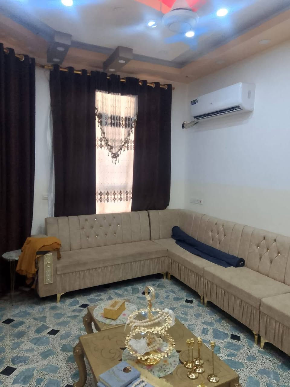 السلام عليكم 
بيت للبيع في حي صلاح الدين 
طابق واحد قرب الملعب الخماسي 
طابق واحد غرفتين موزع ومطبخ سوا(نظام تركي) 
والتفاصيل داخل الصور 
***********
