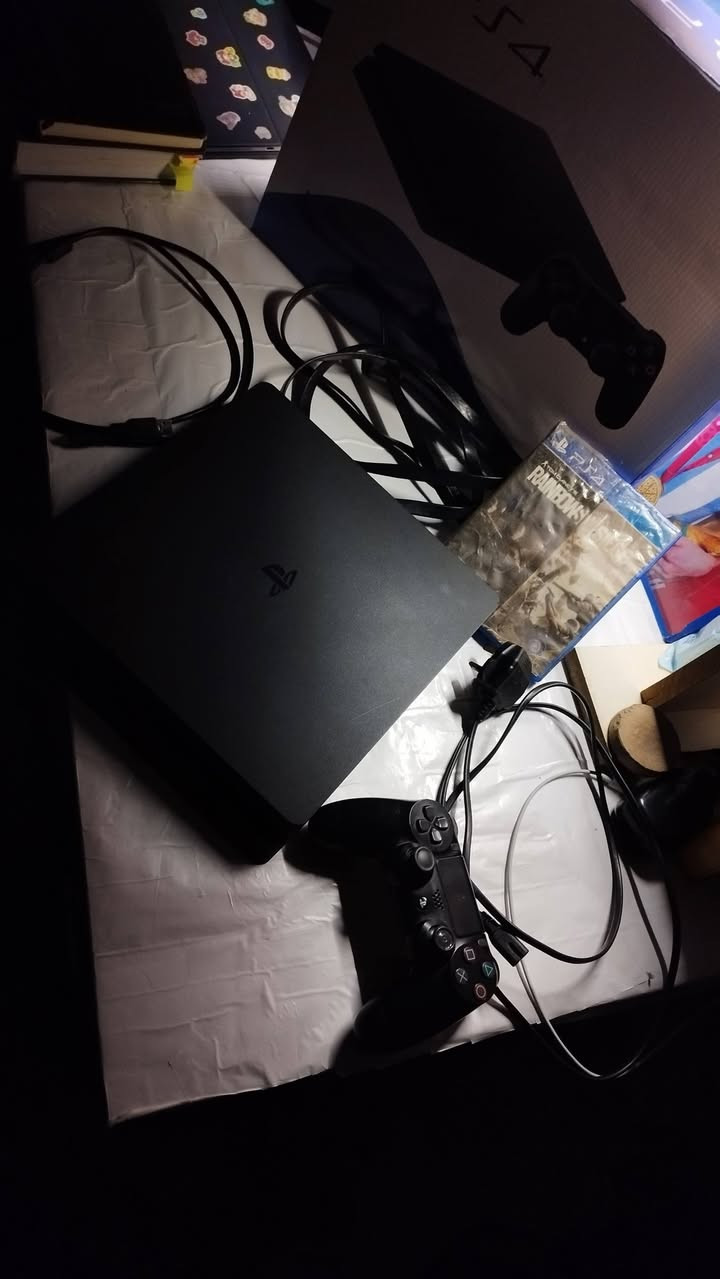 جهاز بلايستيشن 4 سلم اخو الجديد 1 تيرا وويا قرص
 الجهاز ما مفتوح ابد افحص و شوف 
يجي ويه الجهاز كيبل Hd اصلي طويل 
و قرص ريمبوسكس نضيف ما بي ولا شخط 
و كيبل شحن طويل لليده
ويده اصليه ما مصلحه ابد 
الجهاز مال جناي يعني ما تعبان ابد 
وياه كارتون 
نظام الجهاز 13.04 
الجهاز تاخذه و تنام ما تفكر ب اي شي 
السعر 255 وبي مجال بسيط حگ الجيه 
متواجد وتساب فقط
الموقع-البصرة الجبيلة
 ***********-0772344520
