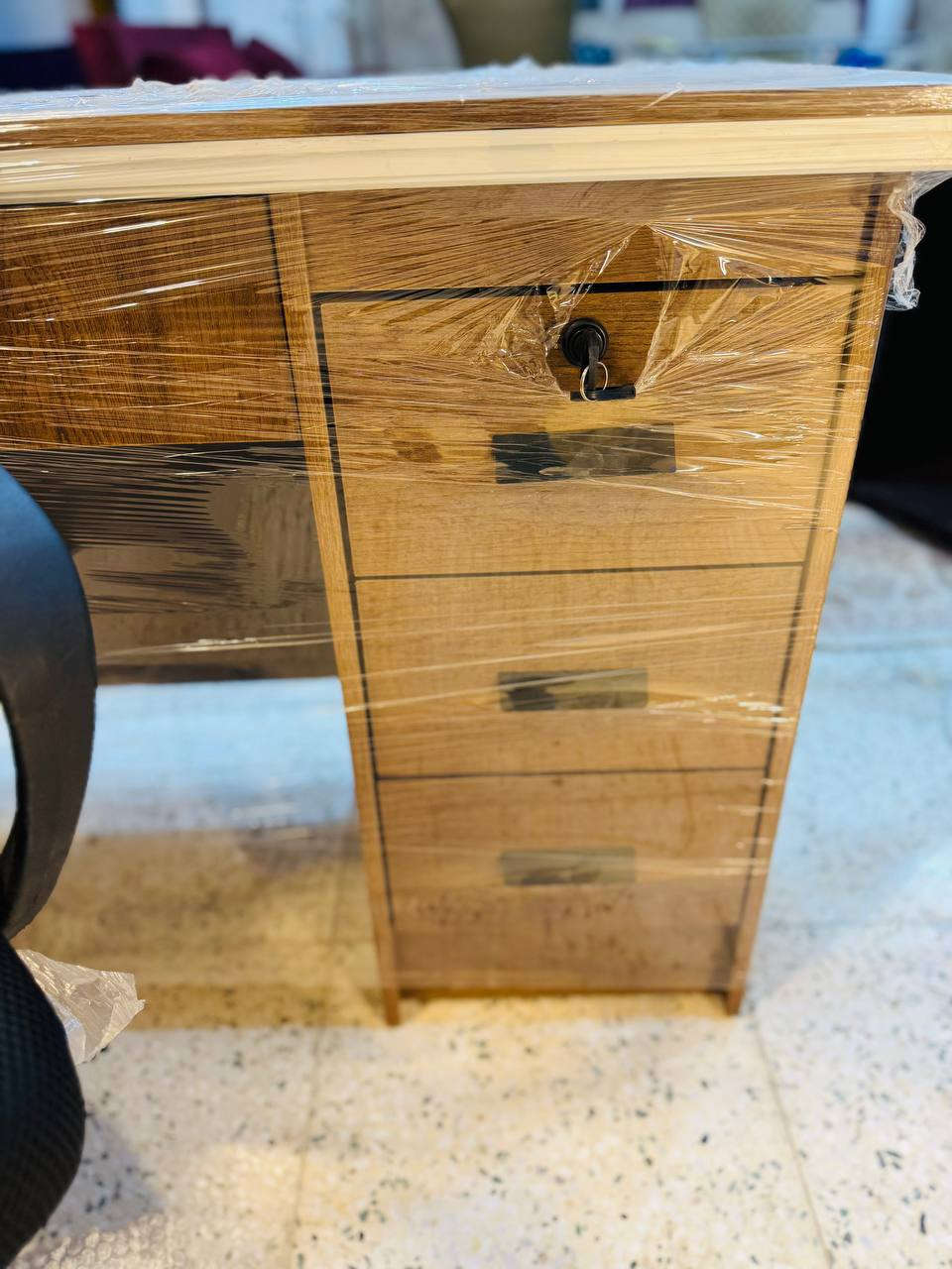 السلام عليكم ميز مكتب جديد وكرسي دوار مامستخدام الخشب الثقيل***********
