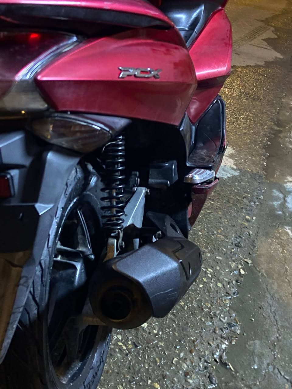 السلام عليكم  دراجه PCX جيل الاول مكينه بلادي ما مفتوحه ابد دراجه نضيفه الكفرات مضررات شيء بسيط مثل مموضح بلصوره  وستاند تعليق ما بيها غير هذن  ذكرتهن ودراجه كدامك بلصور نضيفه سعرها مليون و200وبيها مجال هاذ رقمي ***********واتساب مكاني بغداد الاورفلي
