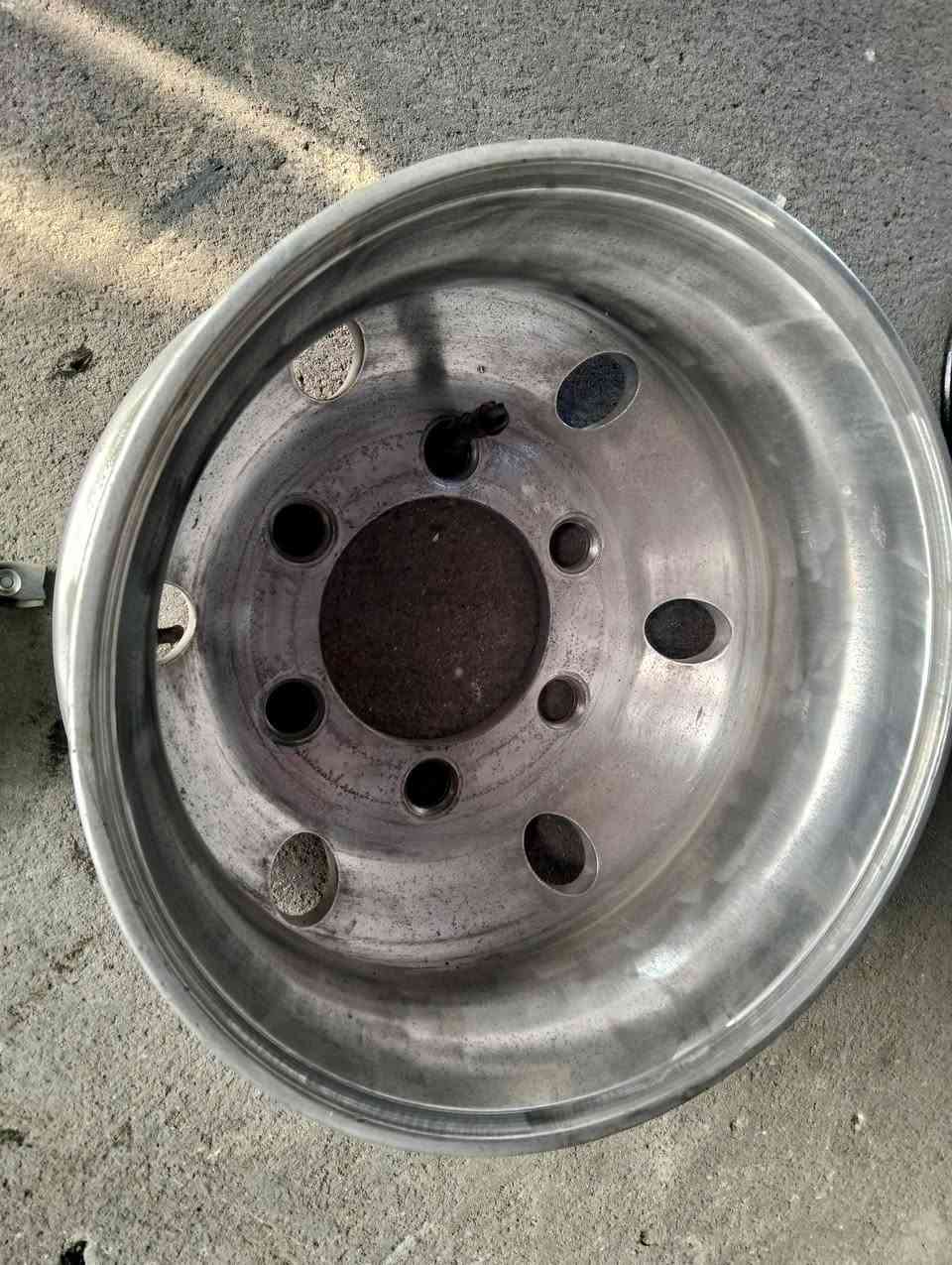 وياله 17ونص هاف لوري ،تاير 12.00R20 رقم الهاتف:***********_البصره قضاء القرنه
