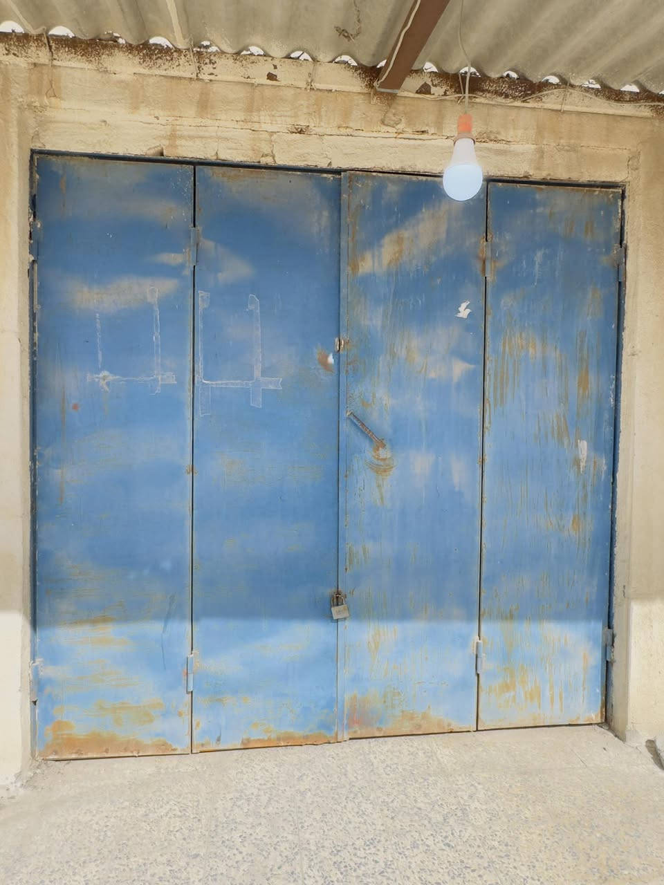 ميز عدد 2 للبيع + باب
***********
