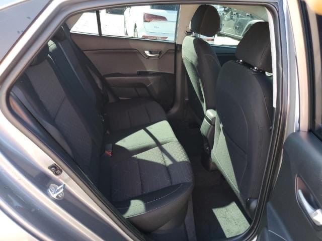 السيارة كيا حديثة، لونها سلفر، مريحة وواسعة من الداخل، وتحتوي على مكيف هواء وشاشة ملاحة. الدعامية الخلفية تحتاج إلى تصليح بسيط مثلما موضح بالصور. للاستفسار والمزيد من التفاصيل، يرجى التواصل معي.