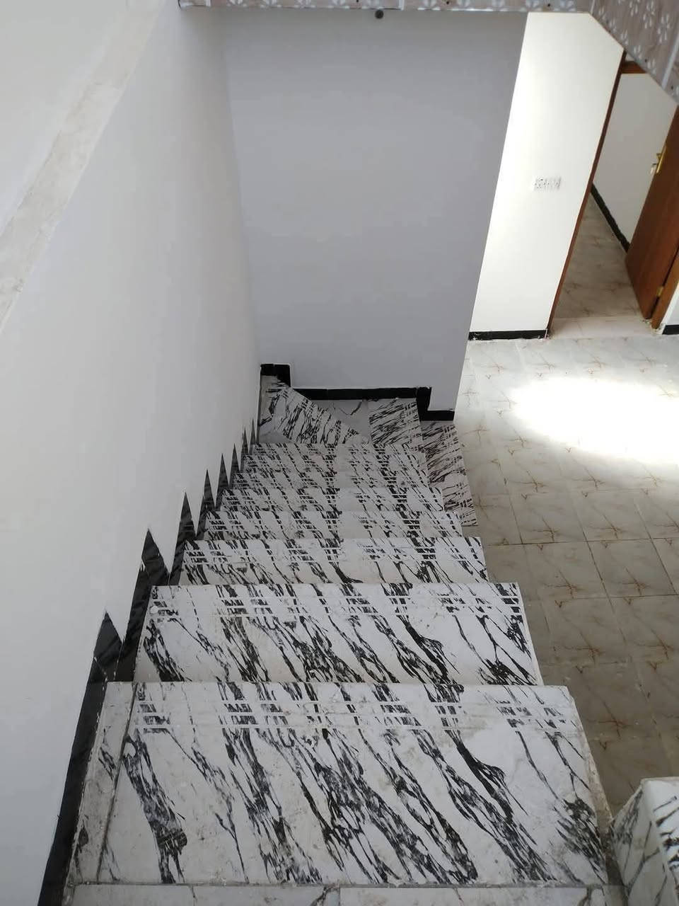 ♦️دار للبيع  مساحه  140 م  بالنقد والاقساط 
(( التفاصيل الاسعار بالخاص انشالله ))
♦️بناء البيت : اساس صب - السقف صب  بناء طابوك - سراميك - بورسلين  ماء - كهرباء - مولد انترنيت ضوئي 
♦️يحتوي البيت على غرفتين - صاله كبيره - استقبال - مطبخ - صحيات - مكشوفات 2  حمامات داخليه خارجيه 
♦️عنوان الدار : الكوفه - البراكيه - شارع المطار القديم قرب حسينية ام البنين جامع القبه الذهبيه بالفرع المقابيله
مكتب المنصوري للعقار سعر لبيت55نقد قصاط مقدمه30كل شهر500بيع مستعجل شراي يجي خاص


**إذا كنت صاحب هذا الإعلان وتريد حذفه لأي سبب، رجاءا أرسل رسالة إلى الدعم الفني**