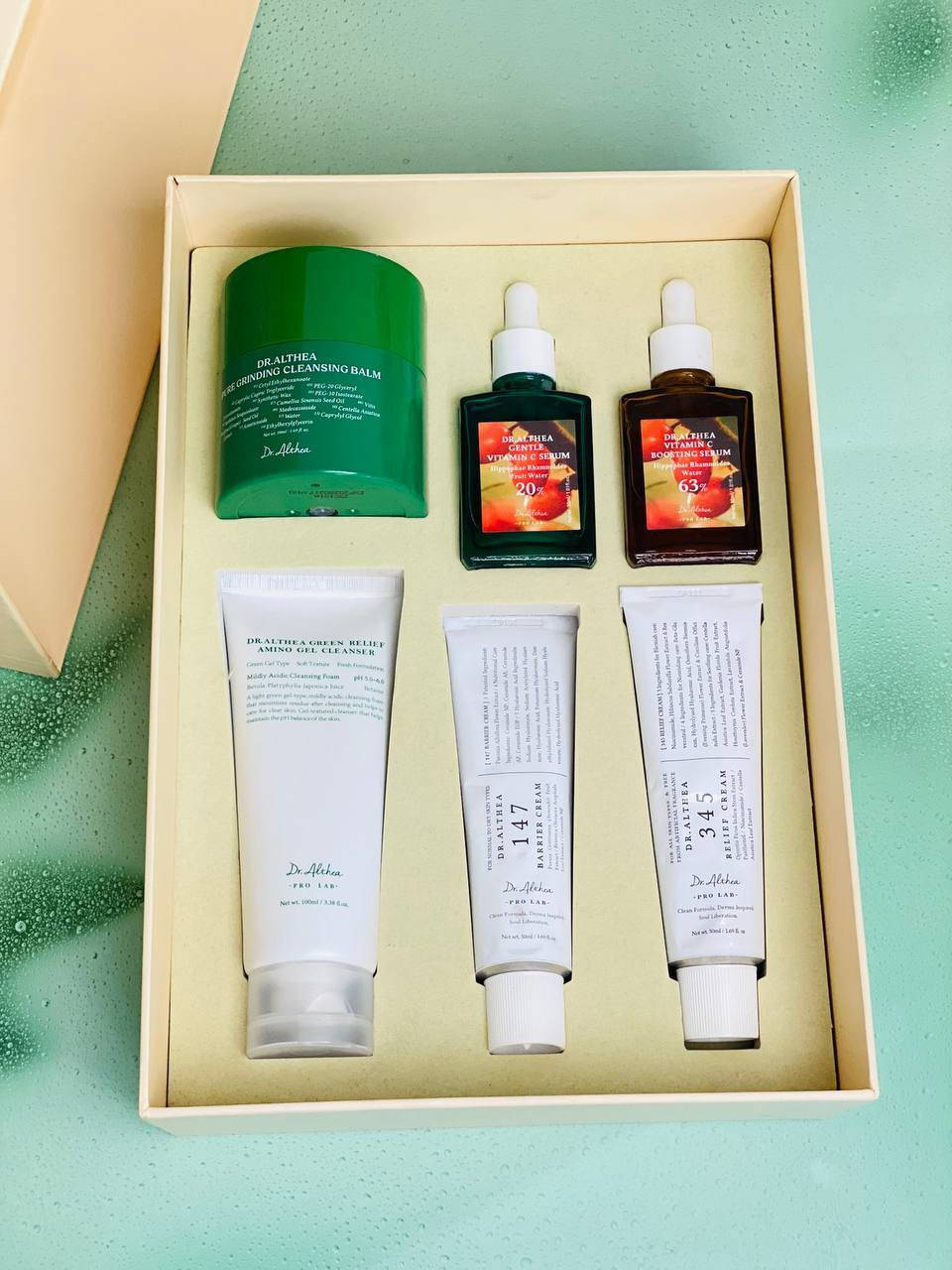 مجموعة هدايا للعناية بالبشرة من ماركة دكتور ألثيا (Dr. Althea) الكورية. 📦😍🇰🇷

بلسم التنظيف (Pure Grinding Cleansing Balm) وجل التنظيف بالأحماض الأمينية (Green Relief Amino Gel Cleanser). 🌿

سيروم فيتامين سي اللطيف (Gentle Vitamin C Serum) وكريمات مرطبة (كريم 345 Relief وكريم 147 HA). 💆‍♀️

تتميز المنتجات بتركيبات غنية بالمكونات الطبيعية ومصممة لتكون لطيفة وفعالة على البشرة، حتى الحساسة منها. 👌✨

تعالج المجموعة مشاكل البشرة المختلفة مثل الجفاف، الاحمرار، حب الشباب، والتصبغات😍💯

سعر البكج 45 الف


**إذا كنت صاحب هذا الإعلان وتريد حذفه لأي سبب، رجاءا أرسل رسالة إلى الدعم الفني**