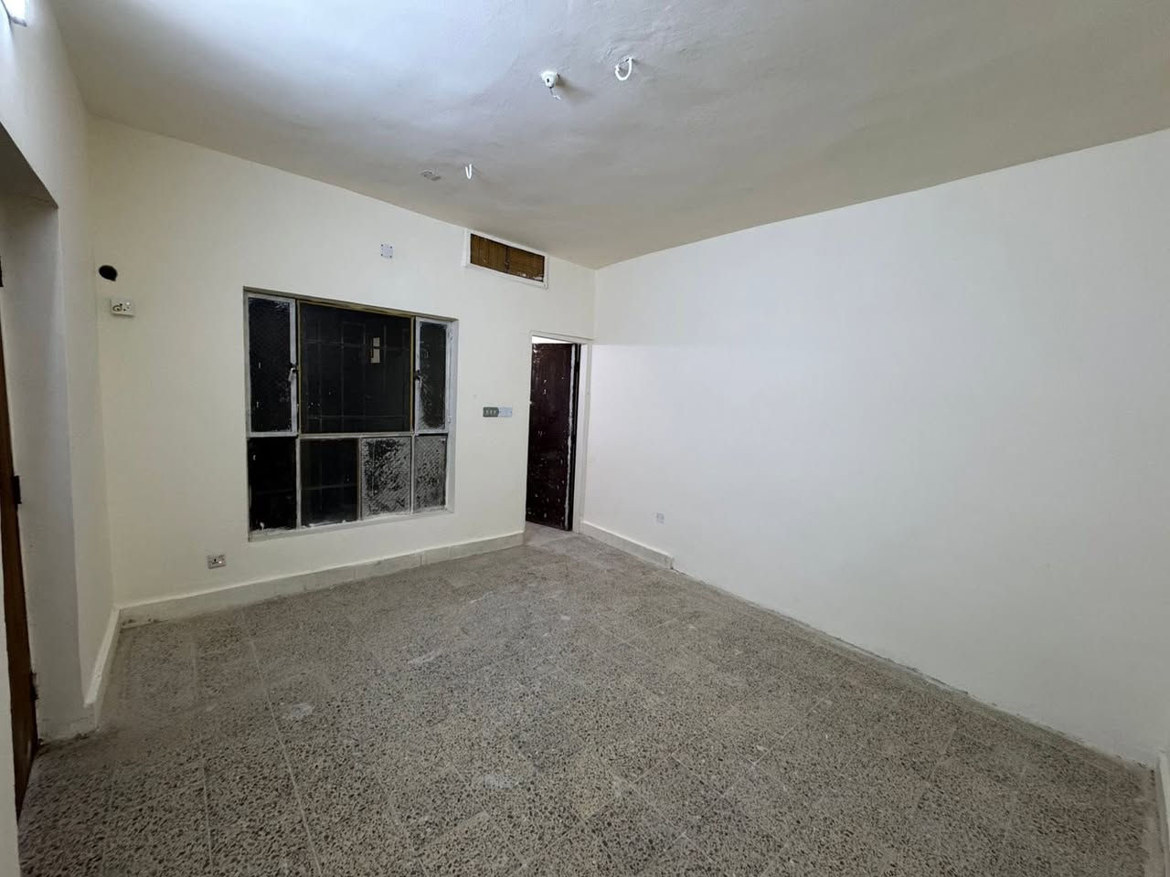 #لـلايـجـار فـي السيـديـة

بيت 180م نظيف جداً يحتوي على :
ثلاث مداخل وكراجين وحديقـة واربع غرف نوم وصالة ومطبخ وخدمات صحيـة .

لـلاستفسار : *********** متوفر واتساب .

بأمكانك عرض عقارك عندنا 
زبائننا الكرام نستقبل كافة عروضكم وطلباتكم 

#مكتب_القيسي_للعقار_والأعمار
شارع المركز مقابل مستلزمات التفاح الاخضر .
