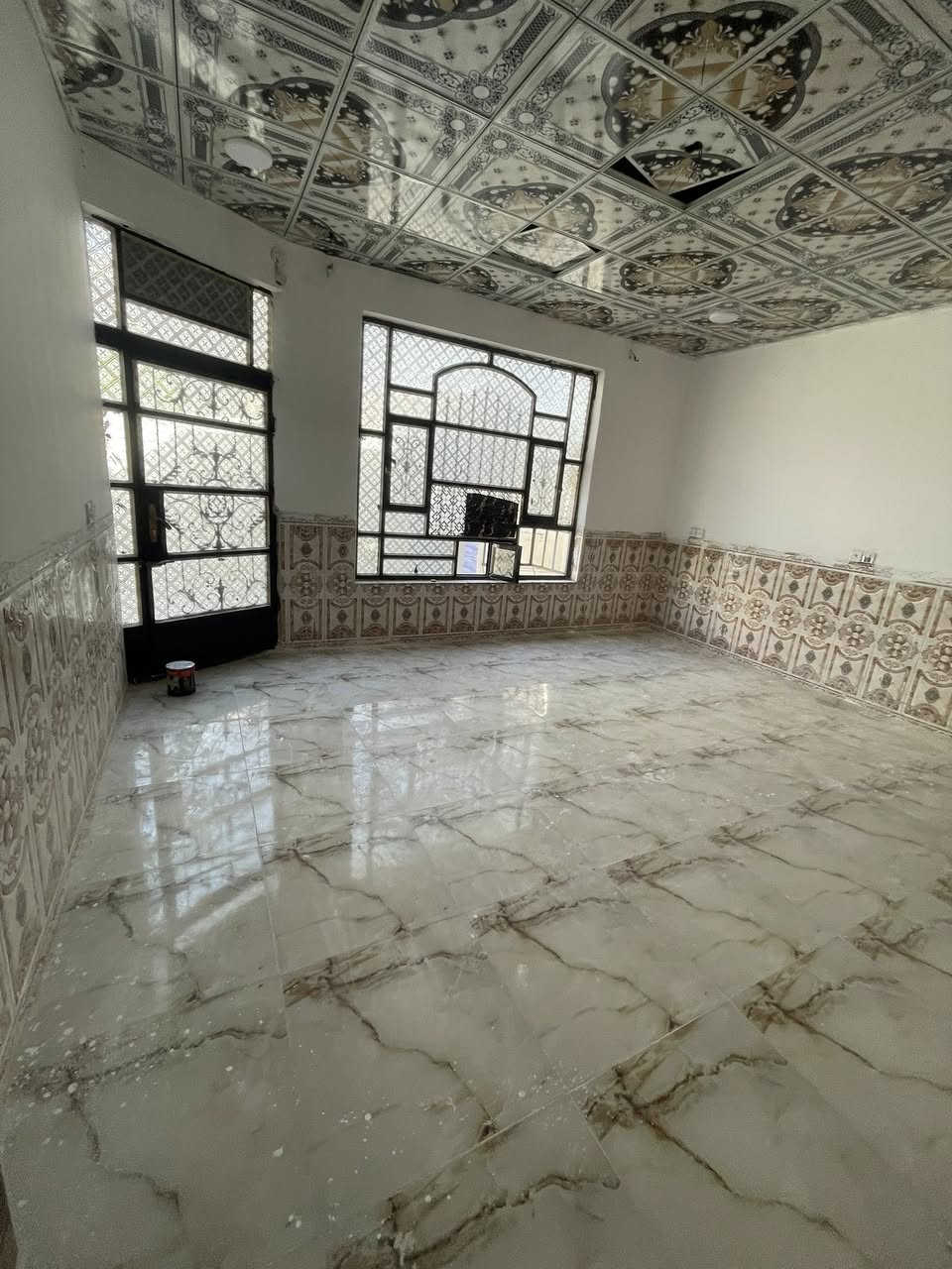 بيت للبيع طابو  /المساحه ١٥٠ متر الموقع/حي العسكري مقابل باب المستشفى التركي /يتكون من غرفتين واستقبال ومطبخ ومناور ثنين وصاله درج وحمام داخلي وخارجي/ الاستفسار. ***********
