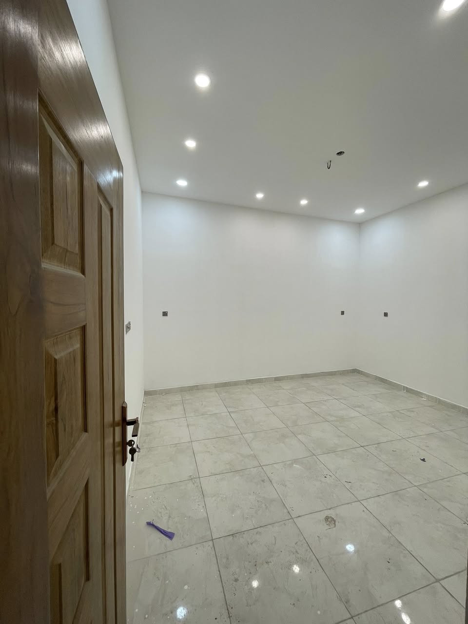 � دار للبيع – منطقة سكينة / مقاطعة 2/9
✨ البيت جديد وغير مستعمل

🔹 المساحة: 100 متر
🔹 سنة البناء: 2025 (بناء حديث)
🔹 عدد الطوابق: طابقين

🔸 توزيع الدار:

▪️ الطابق الأرضي:

 • استقبال
 • صالة
 • غرفة نوم
 • مطبخ حار وبارد

▪️ الطابق الثاني:

 • غرفة نوم
 • صالة
 • حمام
 • سطح شتايكر

🔸 المواصفات والتجهيزات:

✔️ حمام خارجي إضافي
✔️ صحيات كاملة درجة أولى مع الضمانات
✔️ أرضيات بورسلين أفضل نوع
✔️ درج مرمر درجة أولى
✔️ إنارة حديثة مع ضمان 10 سنوات
✔️ سخان ماء مع ضمان 5 سنوات
✔️ تانكي ماء عدد 2
✔️ أماكن سبالت دفن جاهزة
✔️ بورد كهرباء رئيسي + فرعي عدد 2 لكل طابق
✔️ كل طابق معزول بالكامل
✔️ سحب مولد مع الكهرباء الرئيسية

📍 موقع ممتاز وتشطيب راقٍ، جاهز للسكن فوراً.

📞 للاستفسار والمعاينة:
***********
