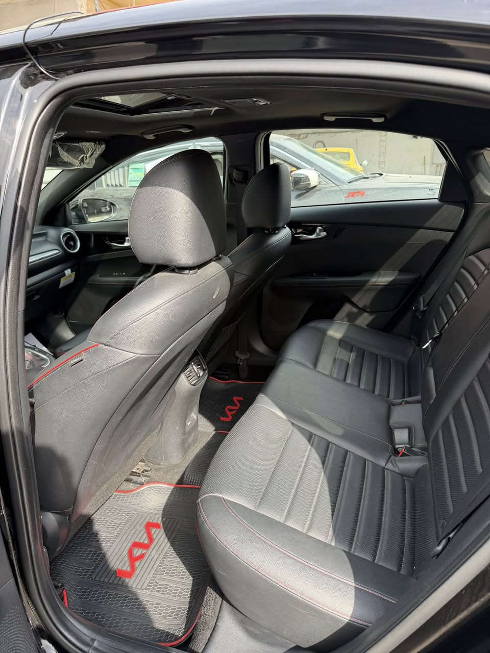 السلام عليكم
فورتي (2022)  فئة( GT) اعلى فئة🔥بالفورتي 
محرك 1600 تيربو 201 حصان 
كير DCTدبل كلج 7 نمر
ماشيه (71) الف 

بدون رقم تترقم جميع المحافظات 
السياره 

ضرر السيارة جاملغ خلفي وباب خلفي مبدل اصلي بجم كبس برغي مامفتوح بي رقم الشاصي بلمنشور 

المواصفات .....
1.بصمة تشغيل + ابواب وصندوق+ تشغيل عن بعد

3.رمز Gt على دشبول🔵
4.(شفتات ستيرن)🚀🚀
5.شاشة كبيرة مع نظام تشغيل ابل كار بلي
6.واندرويد اوتو
7.كاميرا دواره (وضعيات عدد2)......
8.انظمة قيادة سمارت+ وسبورت+ ونورمال 
9.🔥🥶

11.كشنات جلد حضن مطرز احمر مع علامةGT + تدفئه + تبريد 

12.نظام سماعات (هارمن كاردن)🔈🔈
13.لدات داخليه متغيره الالوان( بلادي)
14.قطعتين تبريد
15.شحن وايرليس 
16.دركة D  شكل رياضي مع ختم GT 
17.حساسات خلفية مع جرس تنبيه 
18.رادرات جانبية+ وامامية+ وتحديد مسار + كروز سرعه
19.قياده ذاتيه
20.اوتو هولد+ هاند بريك بصمه
21.نقطة عمياء 
22.كات دوسات جانبية بلادية 
23.دبل اكزوز
ويل كب كروم حجم 18رياضي

بيع فقط واذا اكو كيا ريو مراوس موديل 23 

السعر 147 بيه مجال بسط
***********
